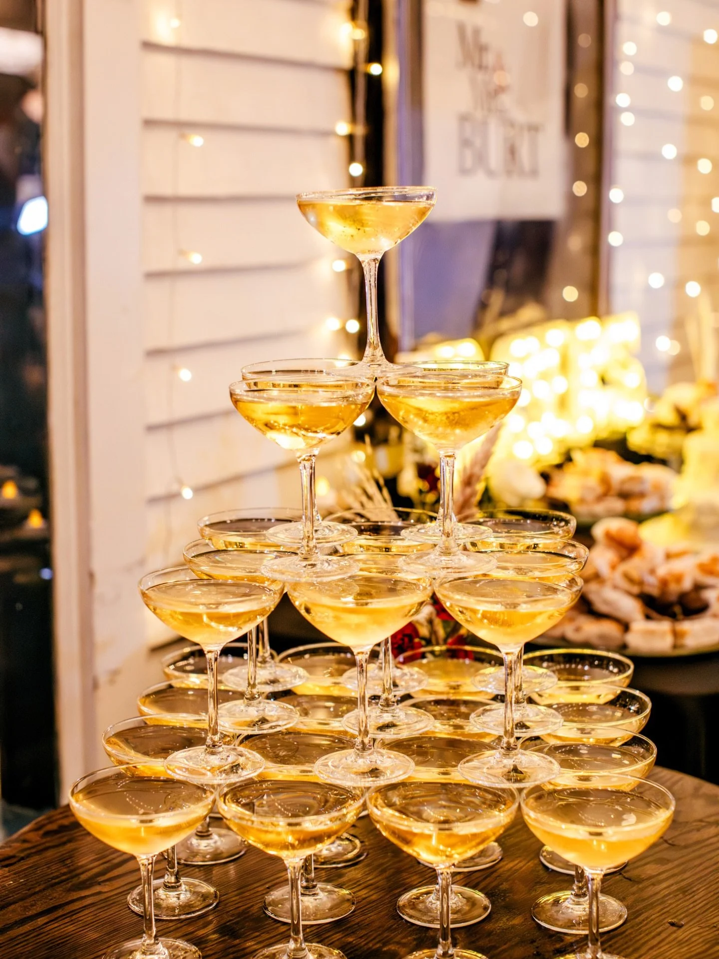 Peace out 2025!✌🏻
Cheers to a year full of creativity, growth, learning, and a whole lot of love. 🥂

Bring on 2026. ❤️&zwj;🔥

#maineweddingplanner #portlandmaineweddingplanner #mainewedding #coastalmainewedding #cheers #nye2025 #champagnetower 

P