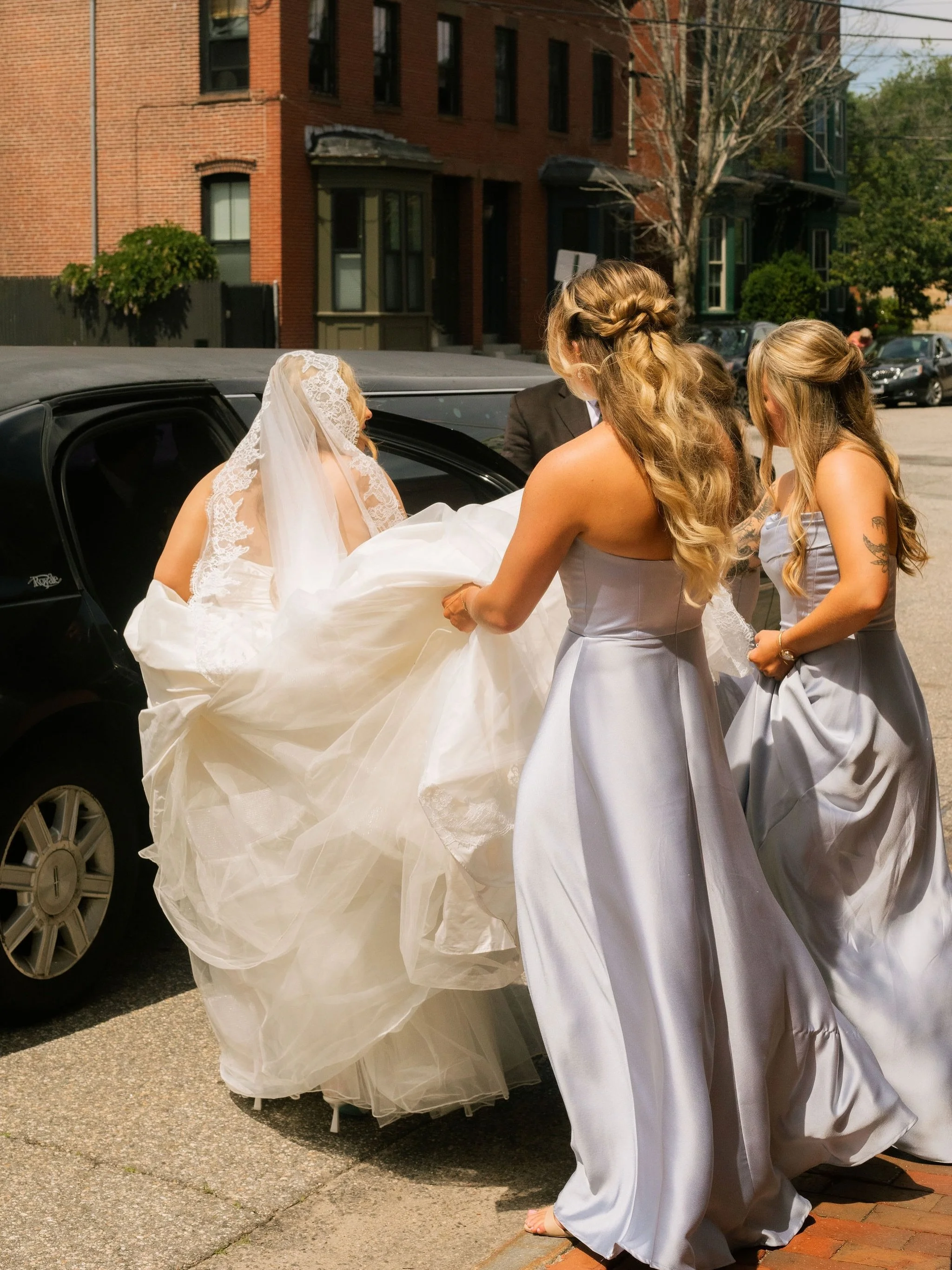 6.27.26 ❤️&zwj;🔥

You already know we love a Portland wedding. 
But can we get a little commotion for the DRESS?! 

Cheers to the Thompsons!!🥂

Venue: @portlandoceangateway 
Ceremony: Saint Peter&rsquo;s Parish
Lead photographer: @olivialambert_pho
