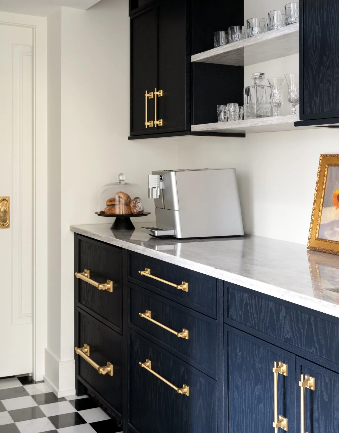 I can&rsquo;t decide what my favourite detail is here&hellip;

the rich wood grain on the cabinetry, the quartz shelves, the panel front beverage drawers or the brass hardware that feels like jewelry ✨

#theheritageedit #studiocole #interiordesign 

