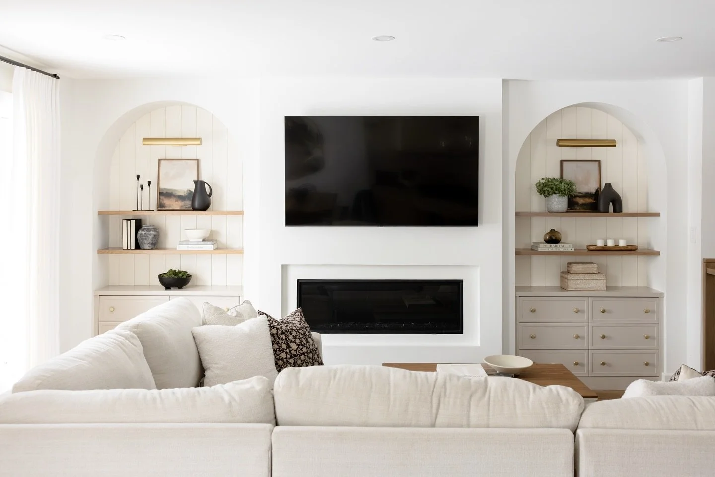 What can we say&hellip; we&rsquo;re a fan of symmetry! 

#studiocole #interiordesign #greatroomdesign #projectlittle&amp;light 

Project designed in collaboration with Graceful Interior Design. Photography by Leah Deline.