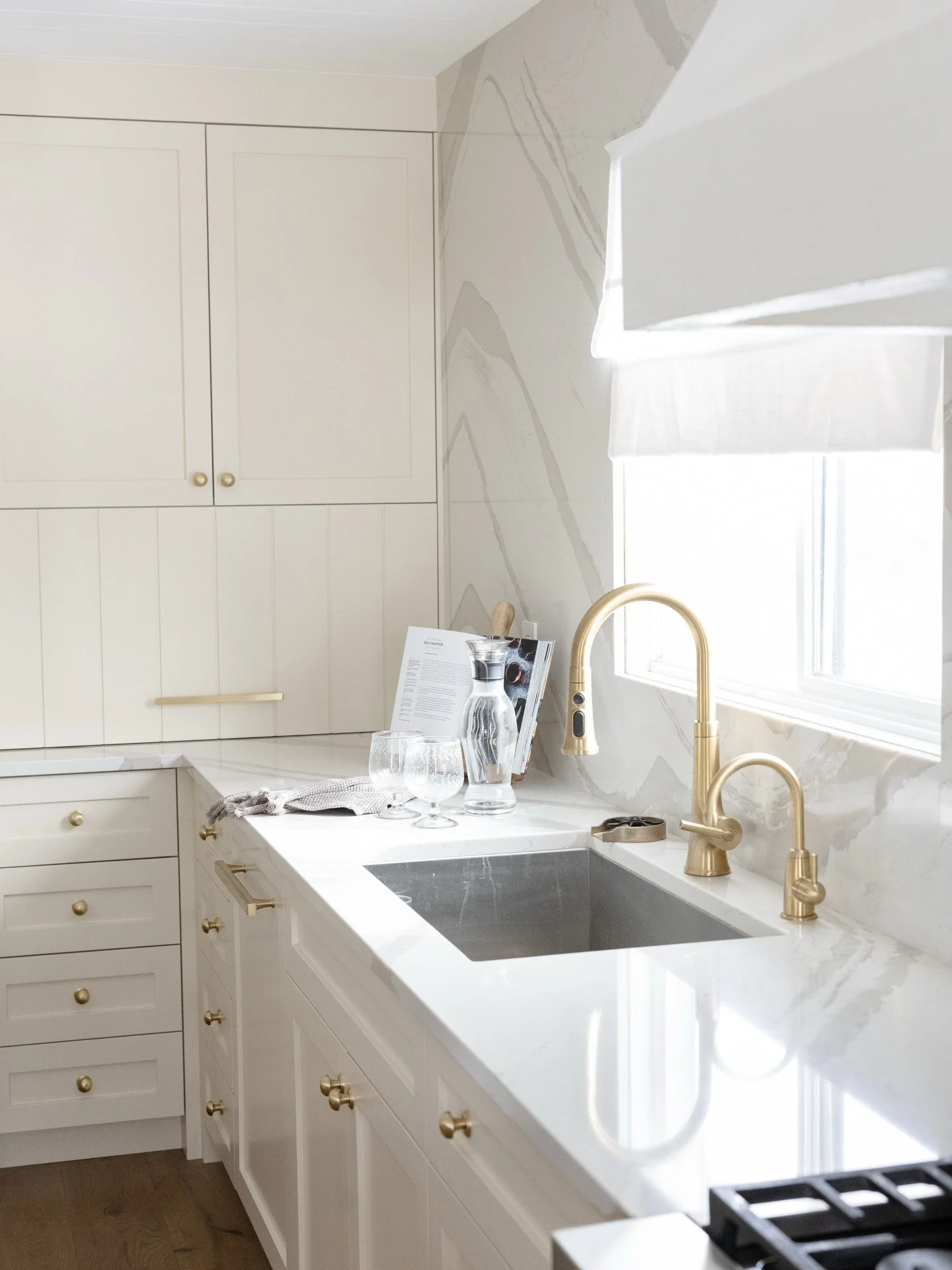 Designing spaces that support busy weekday routines ☕️

This family wanted to lean into their morning coffee routine by creating a dedicated spot for their small appliances. 

We designed this flip-up appliance garage to tuck everything away while st