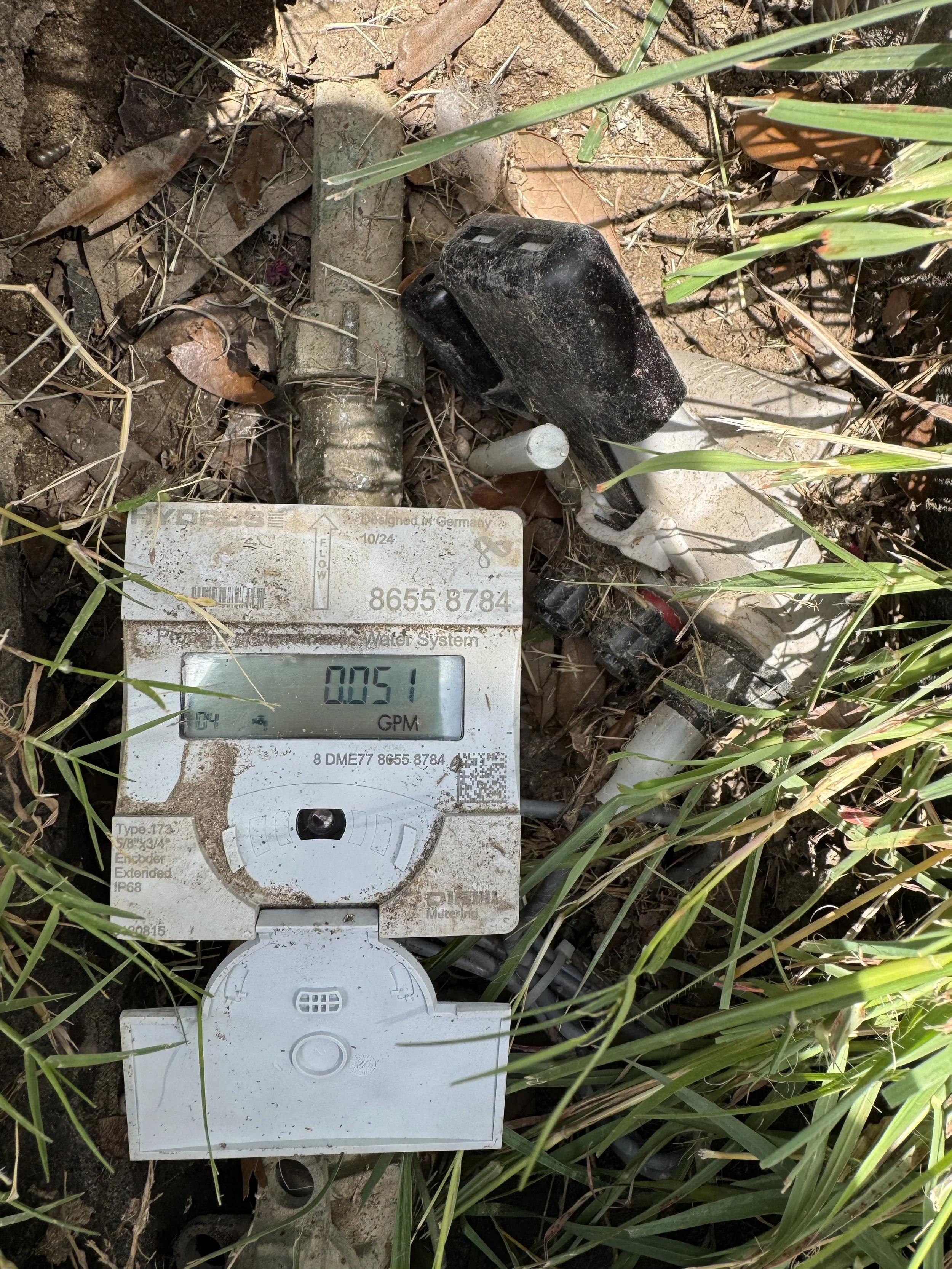 Digital water meter displaying an active plumbing leak