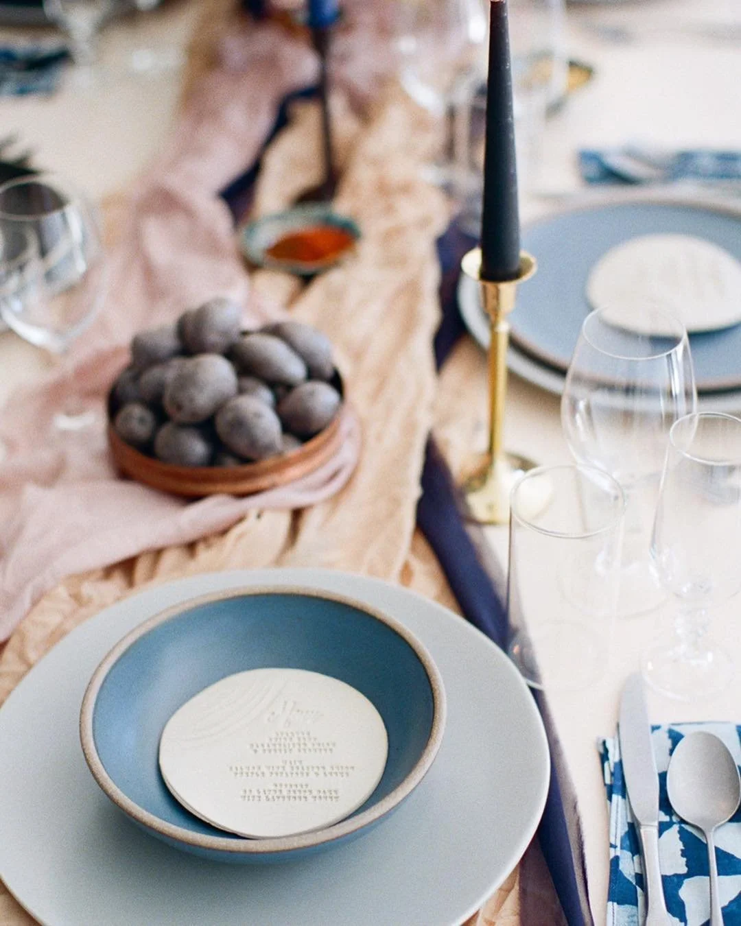 A little dose of lovely to start the week off right! Event design &amp; planning by 
@amorology, gorgeous photos by @featherandstonephotography table top gorgeousness by @hostesshaven florals by @runningwildflorals. @witty_rentals @heytherecupcake_ @