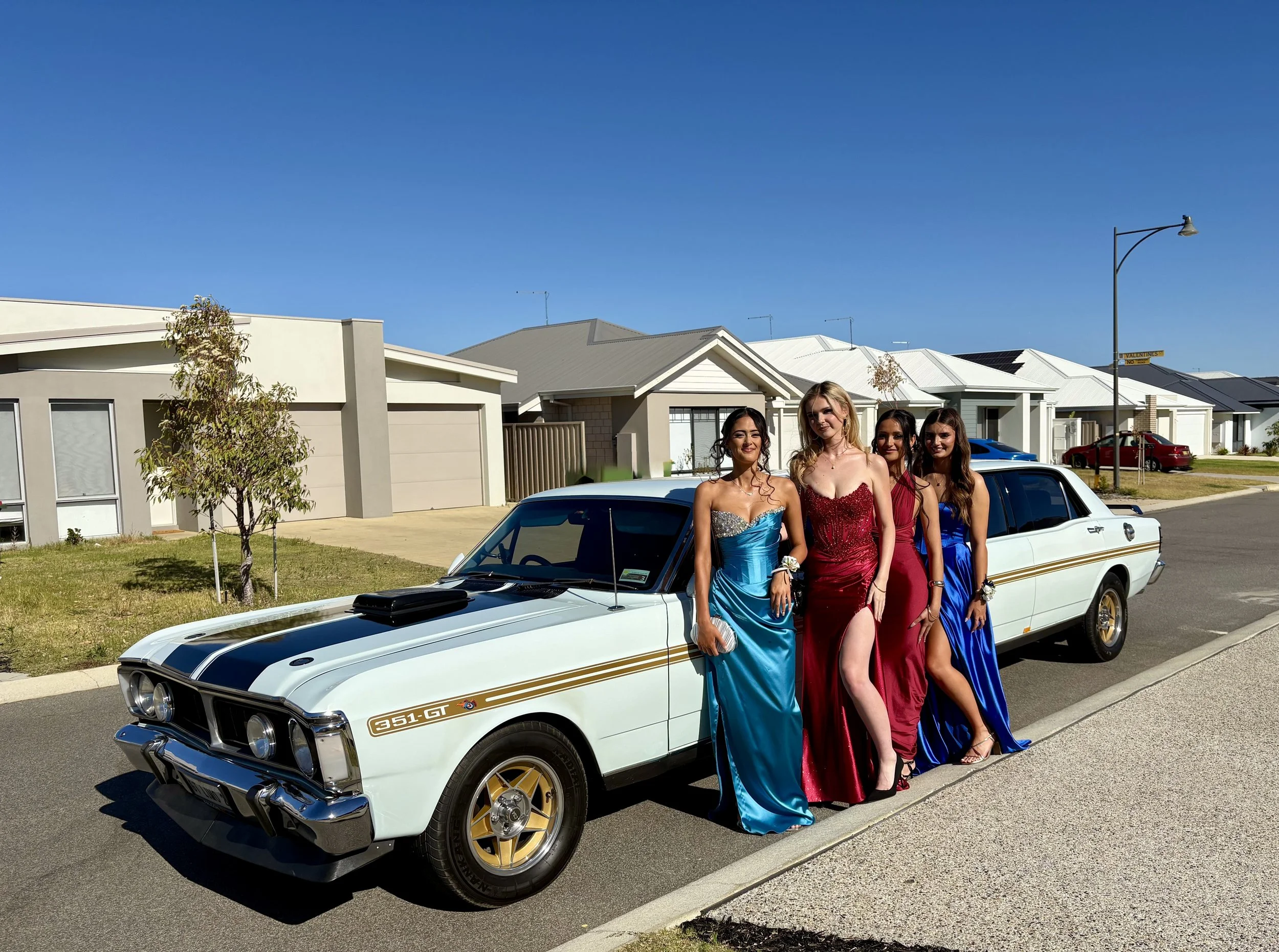 SCHOOL BALL LADIES GT XY STRETCH LIMOUSINE GOLDEN HOUR