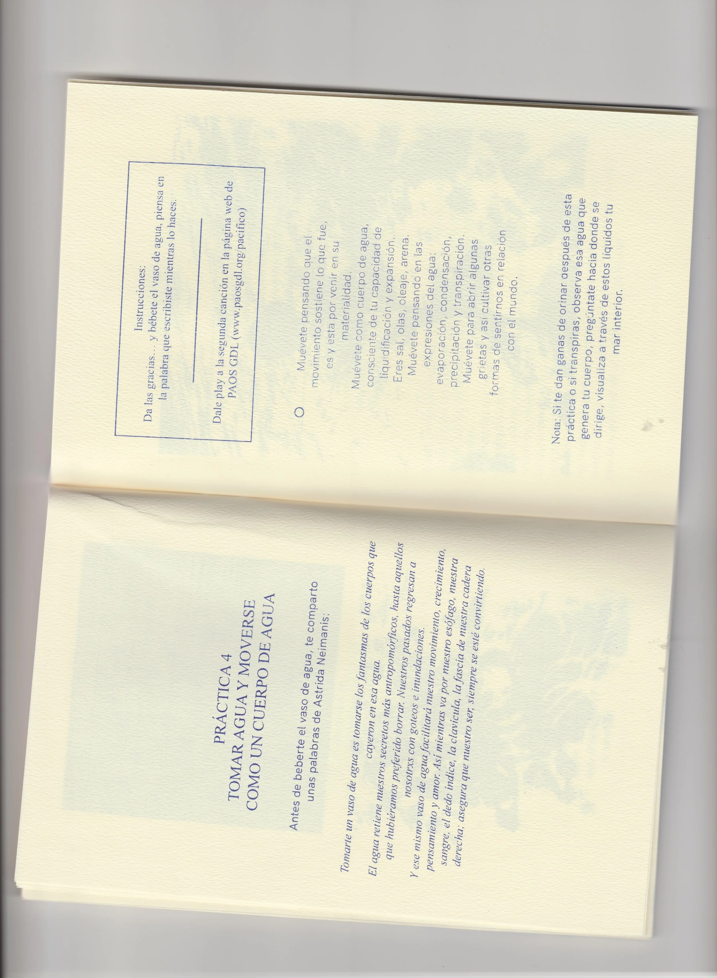 Open booklet with instructions for practicing water intake, titled "Tomar agua es como un cuerpo de agua" with Spanish text about the importance of drinking water and breathing exercises.