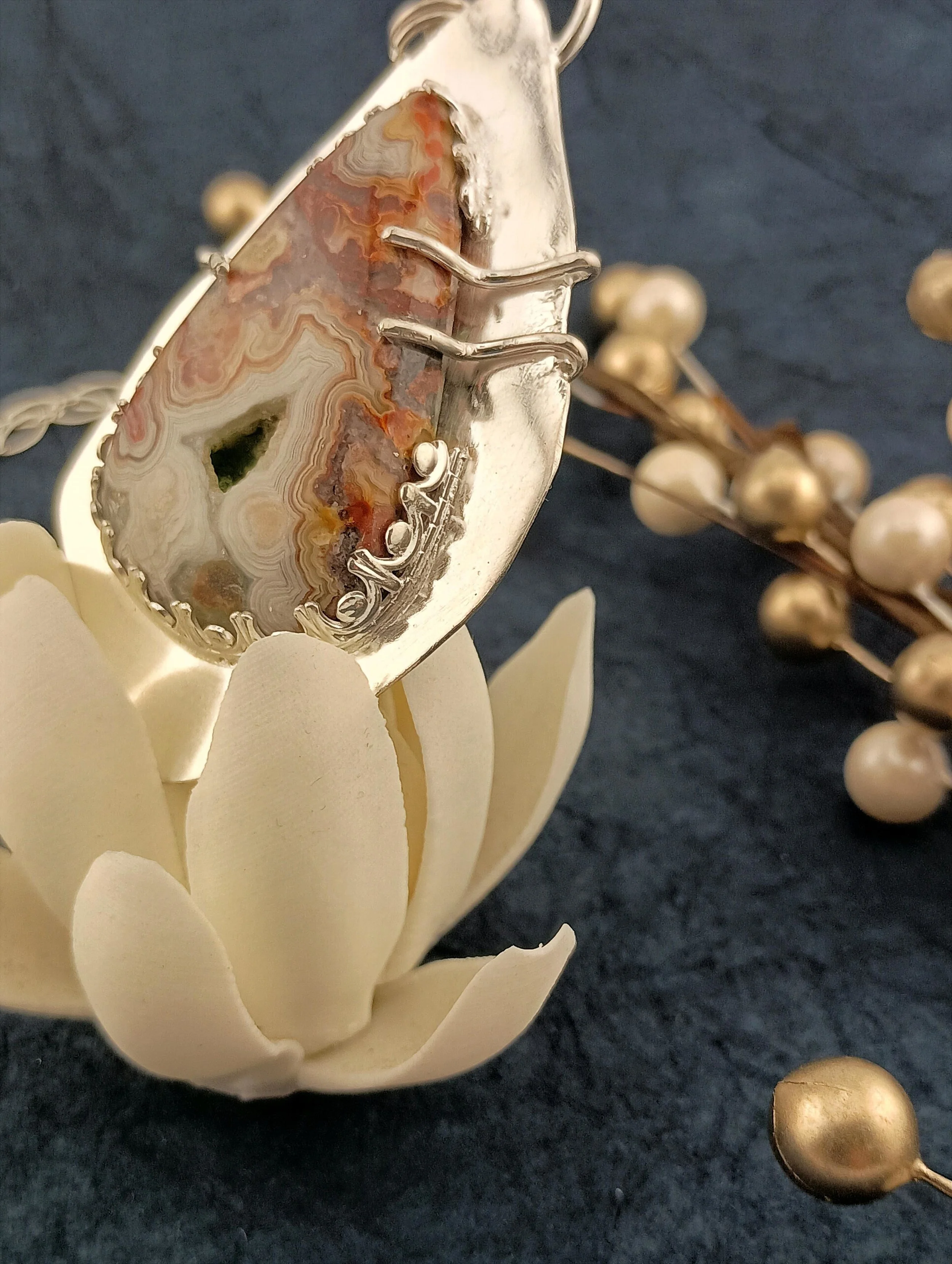 crazy lace agate white lotus cream beads.JPG