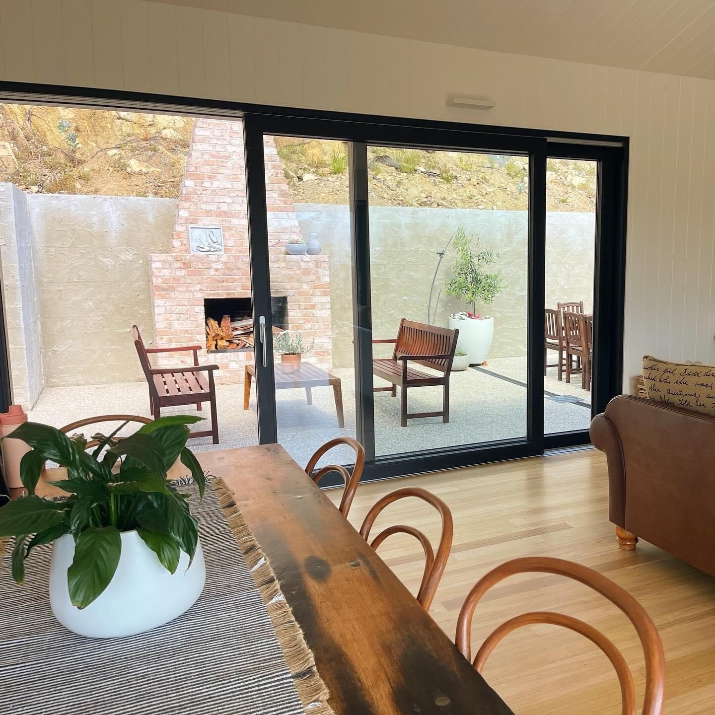 Keep hosting between the kitchen and outdoor entertainment area with the Lift & Slide system.