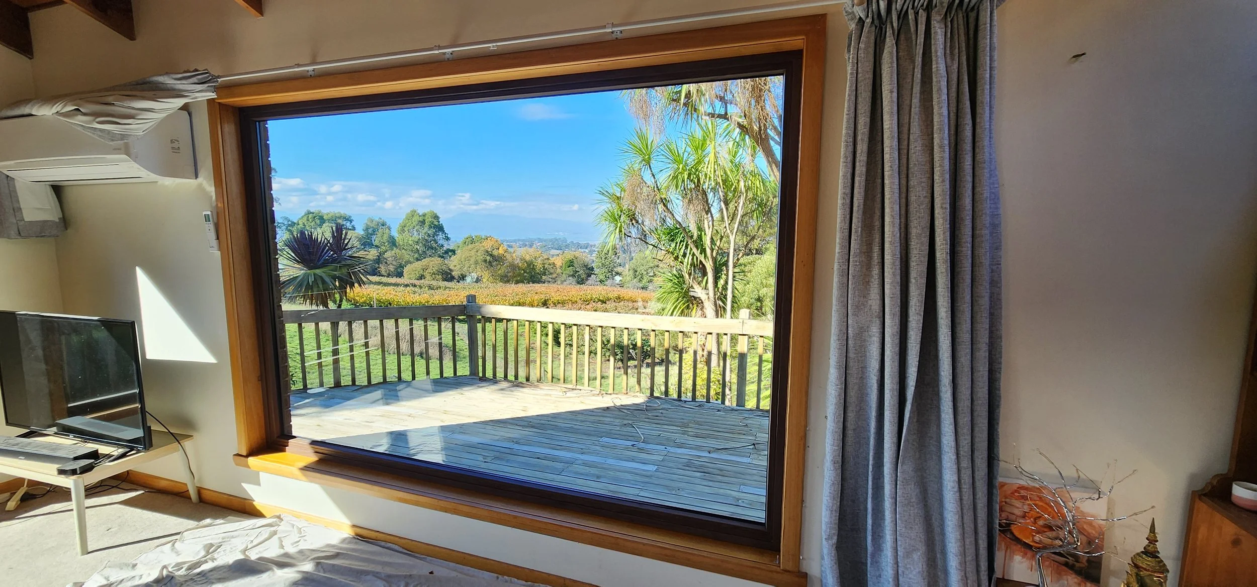 Our in-house installers carefully preserve your existing timber surrounds during installation. Have the best of both worlds with Lomond - energy efficiency and a spectacular view!