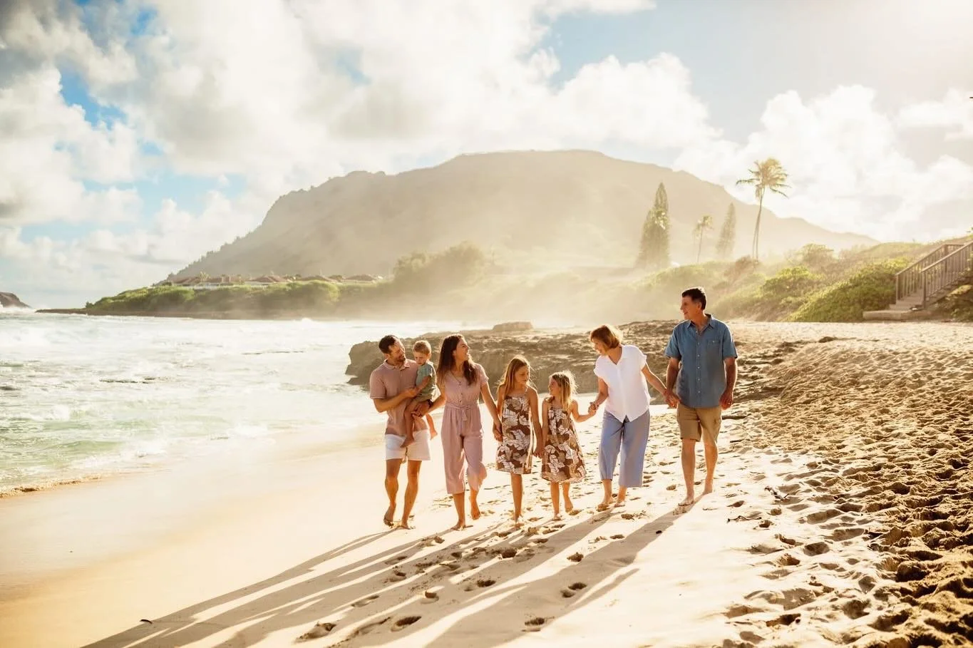 Spent my morning watching the sunrise with the sweetest family!

#oahufamilyphotographer #oahuphotographer #oahuhawaii #hawaiiphotographer #familyphotographer