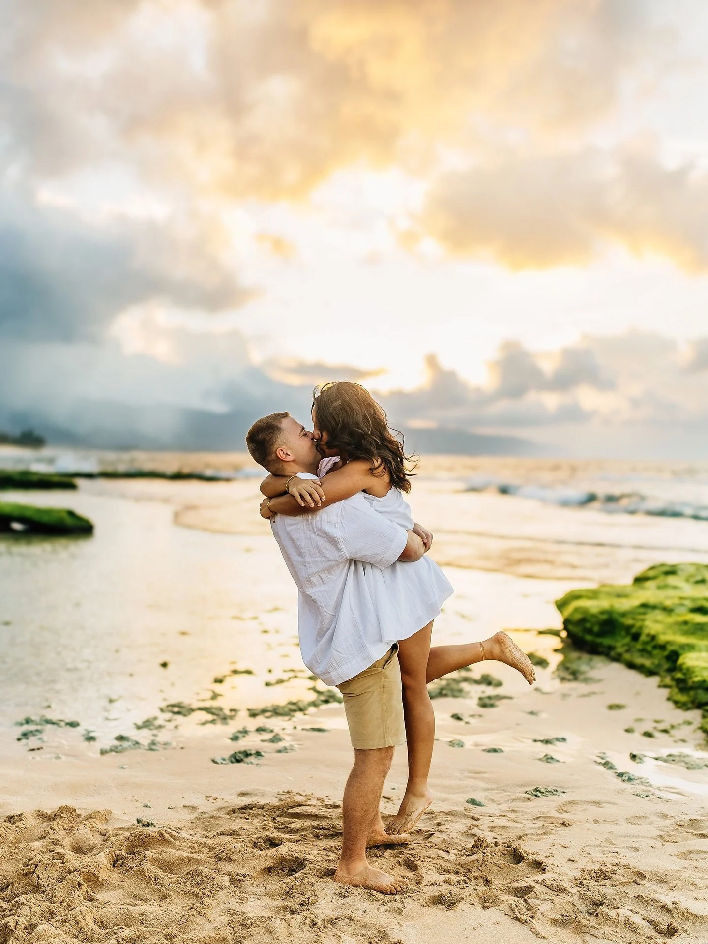 The kind of love that glows. 💛✨

#oahuhawaiiphotographer #hawaiiphotographer #oahuphotographer