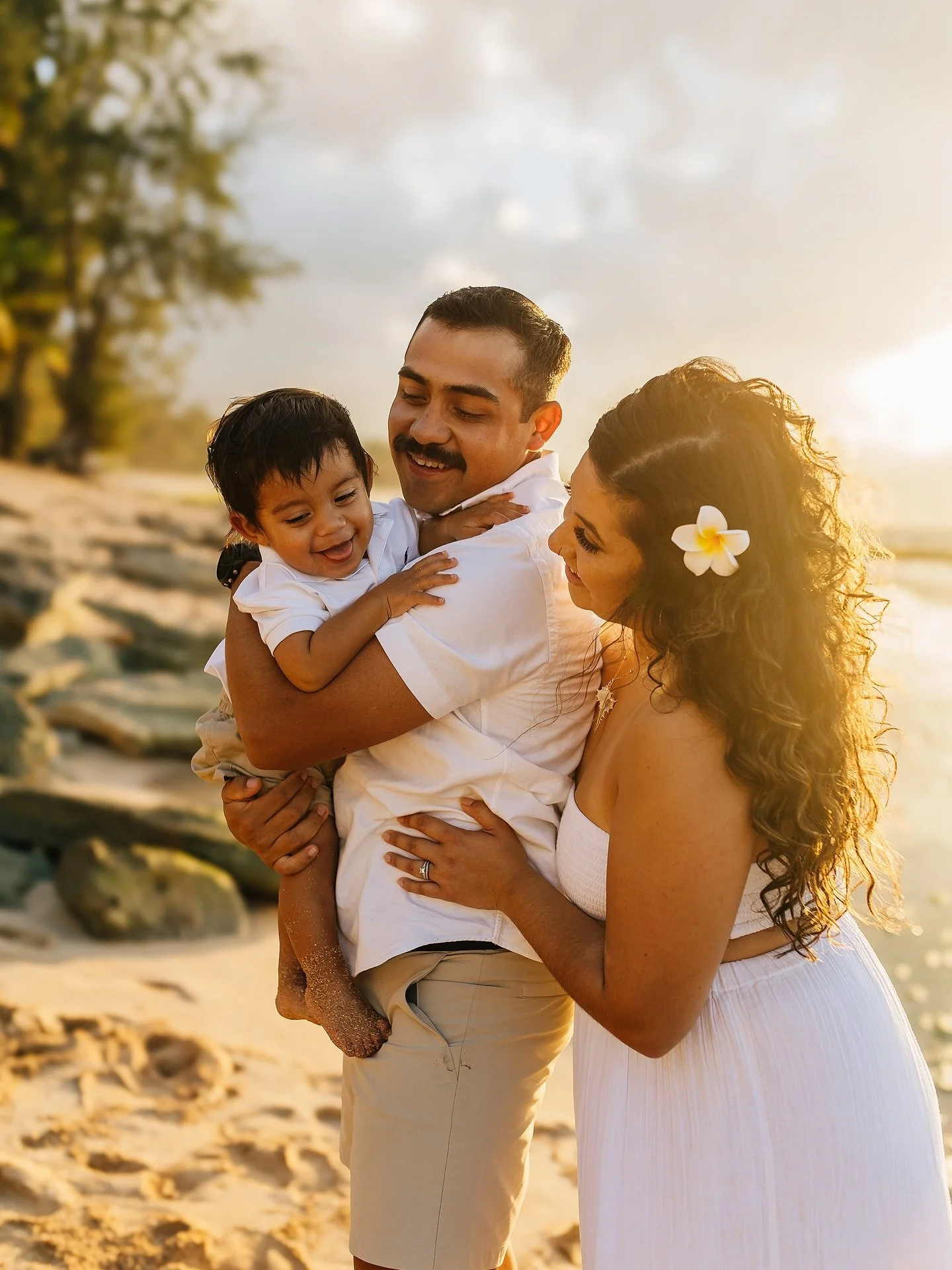 Sandy toes, the softest golden light, and so much love! 🌺

#oahufamilyphotographer #oahuhawaiiphotographer #hawaiiphotographer