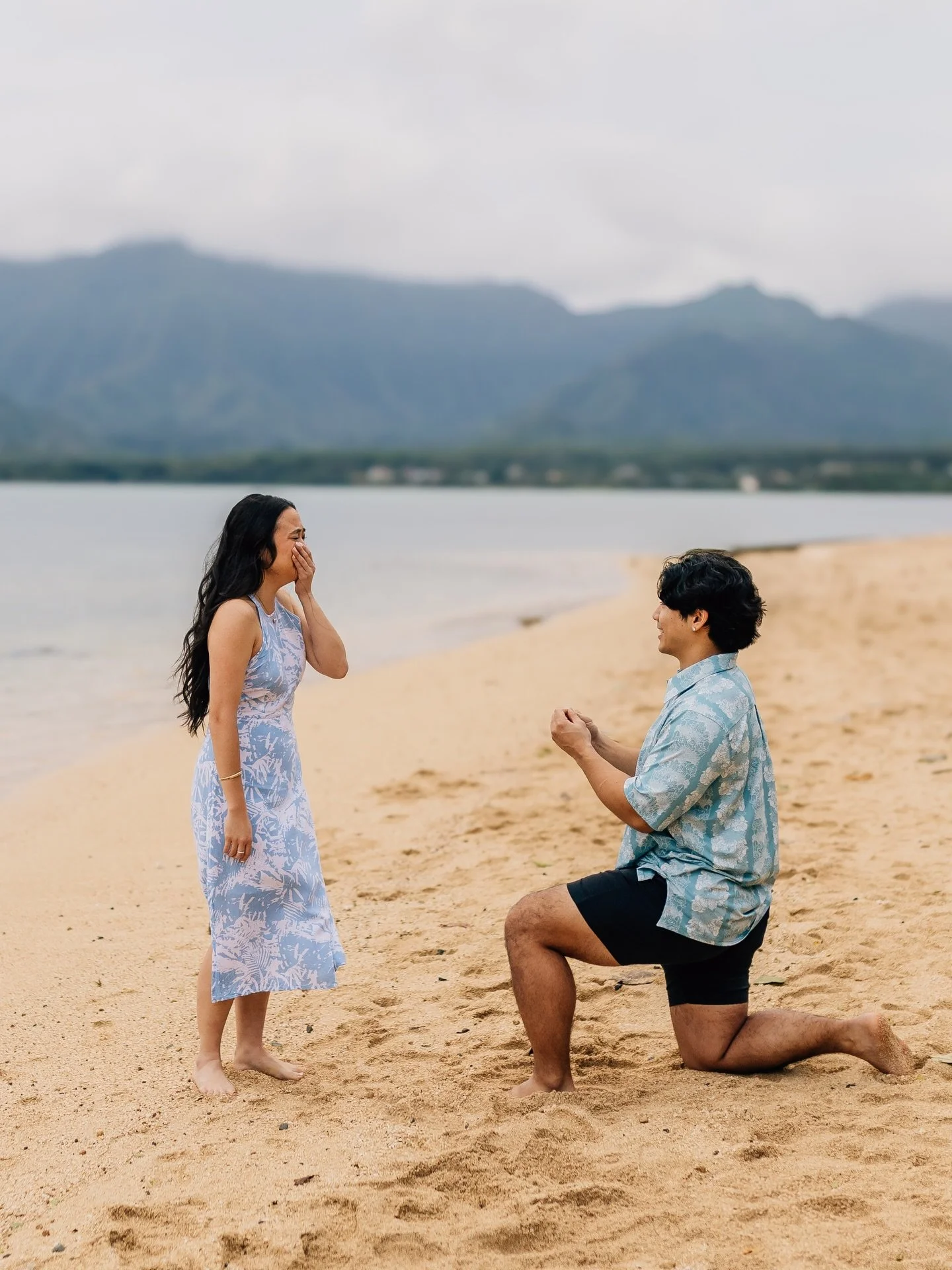 Forever starts here&hellip;. she said YES! 🫶🏼 

#oahuphotographer #hawaiiphotographer #beachproposal #oahuhawaiiphotographer #hawaiicouplesphotographer