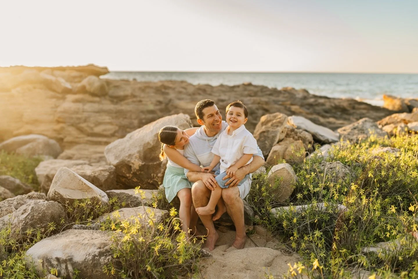Salty air, sandy toes, and the golden light with the sweetest trio! ☀️

#hawaiiphotographers #oahuphotographer #oahufamilyphotographer #hawaiifamilyphotographer #aulaniphotographer