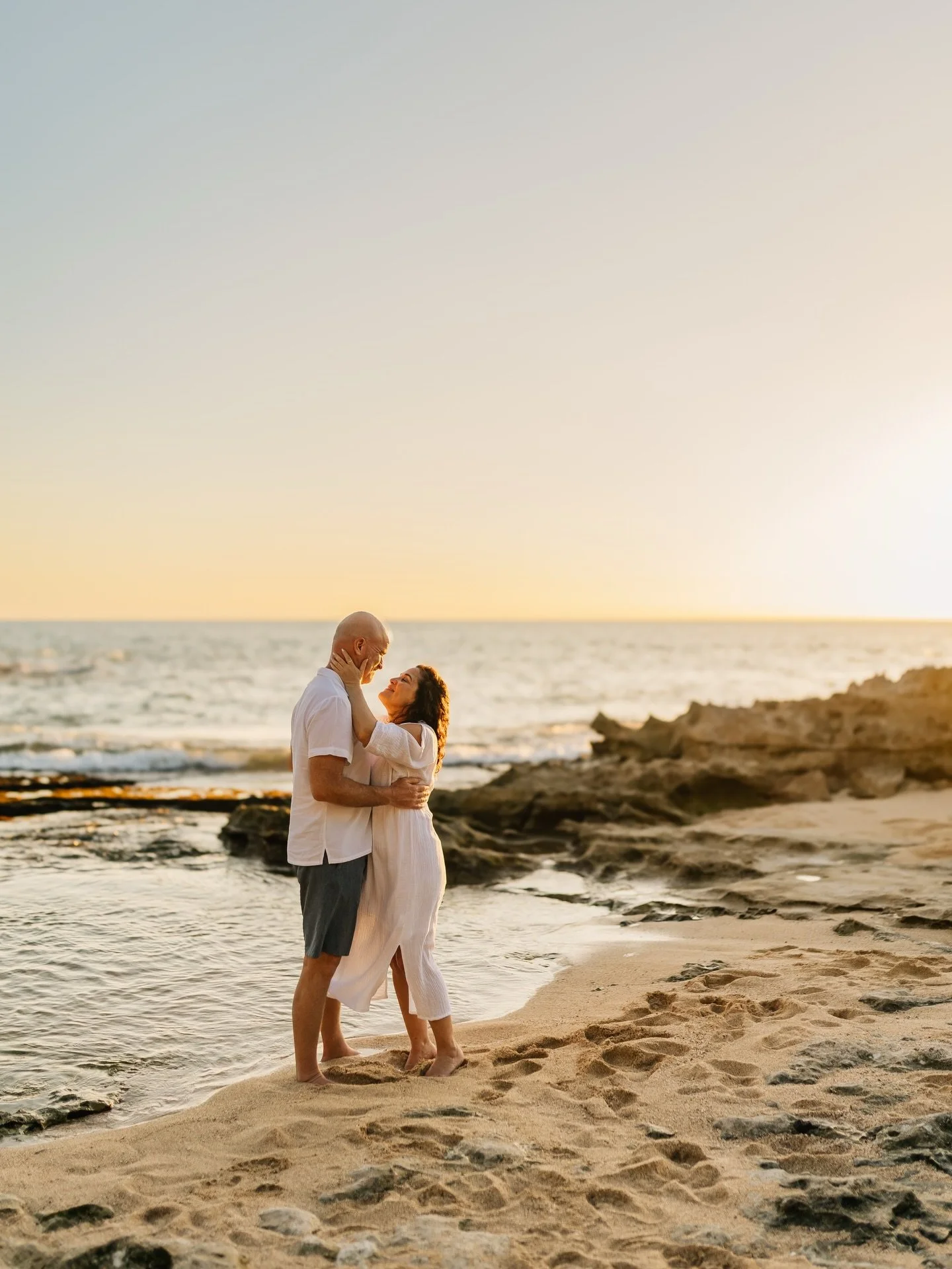 When you&rsquo;re in paradise, in love and get the most golden sun! 💛

#oahuphotographer #hawaiiphotographers #oahuhawaiiphotographer #oahu #oahucouplesphotographer