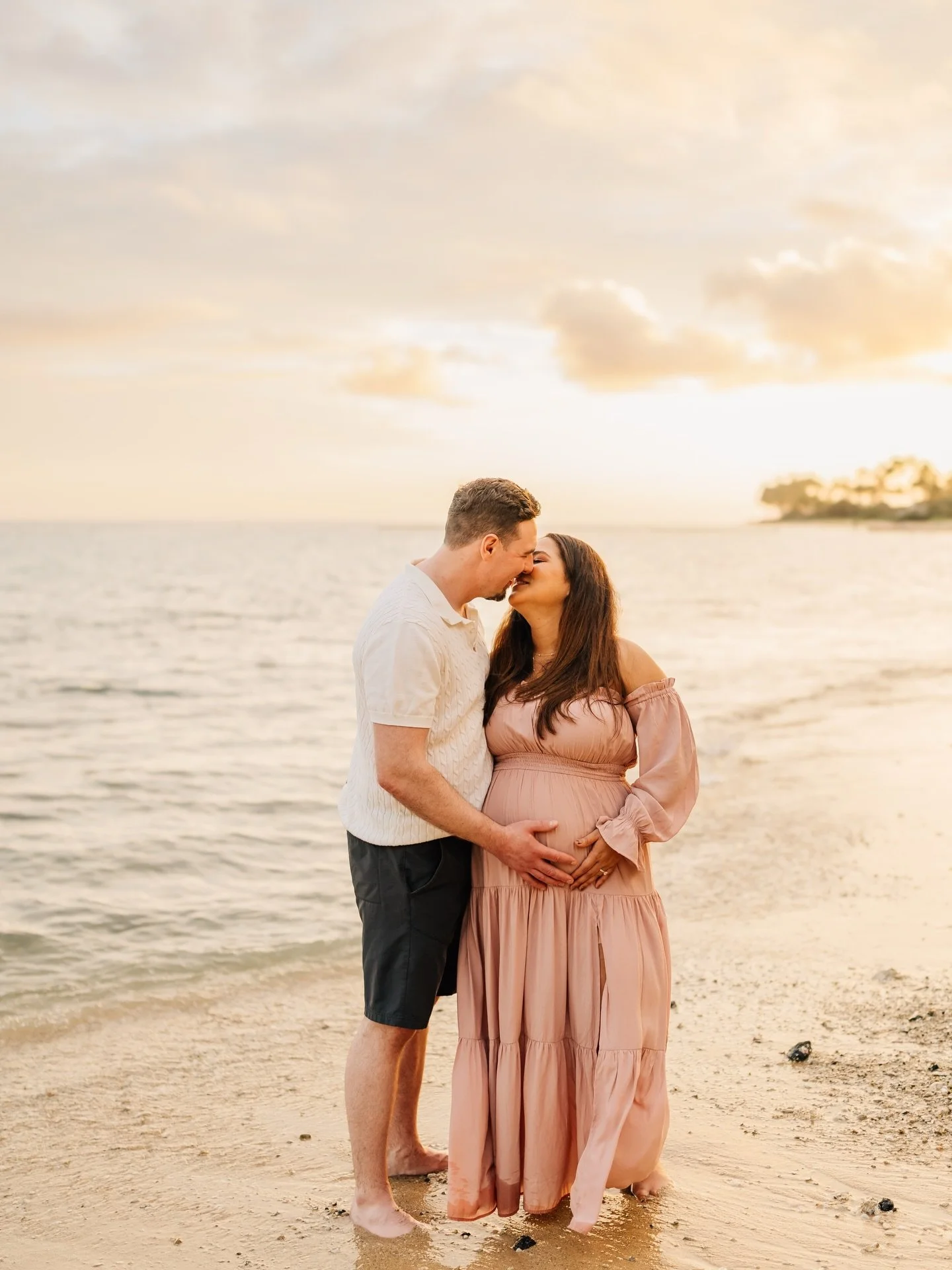 Barefoot in the sand and dreaming of you! 💛

#oahufamilyphotographer #oahuphotographer #hawaiiphotographers #oahuhawaiiphotographer #maternity