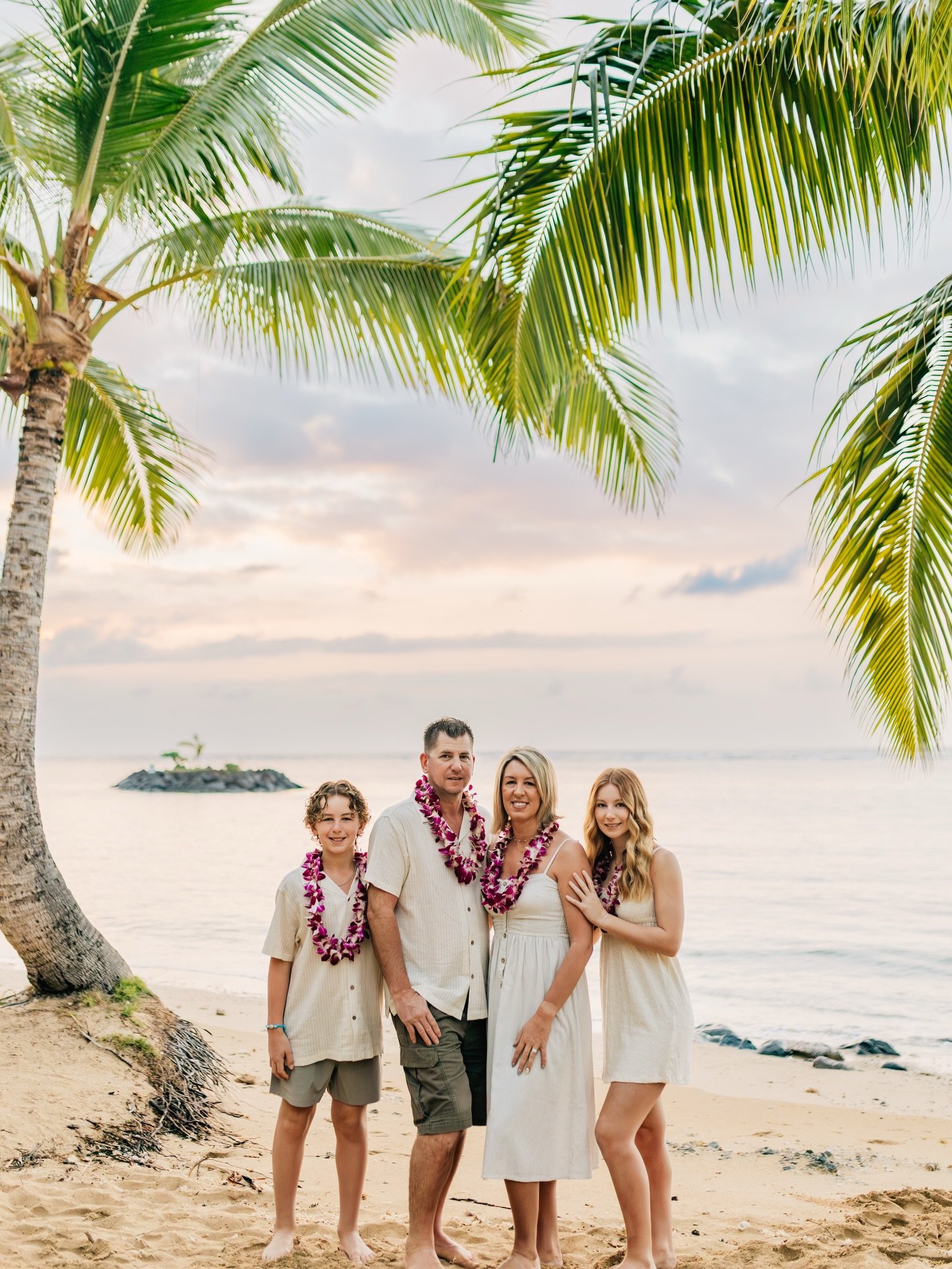 Sunrise shoots are always a 100% yes for me! You won&rsquo;t regret a sunrise on Oahu! 🫶🏼

#oahufamilyphotographer #hawaiifamilyphotographer #oahuphotographer #northshorephotographer #oahuhawaiiphotographer