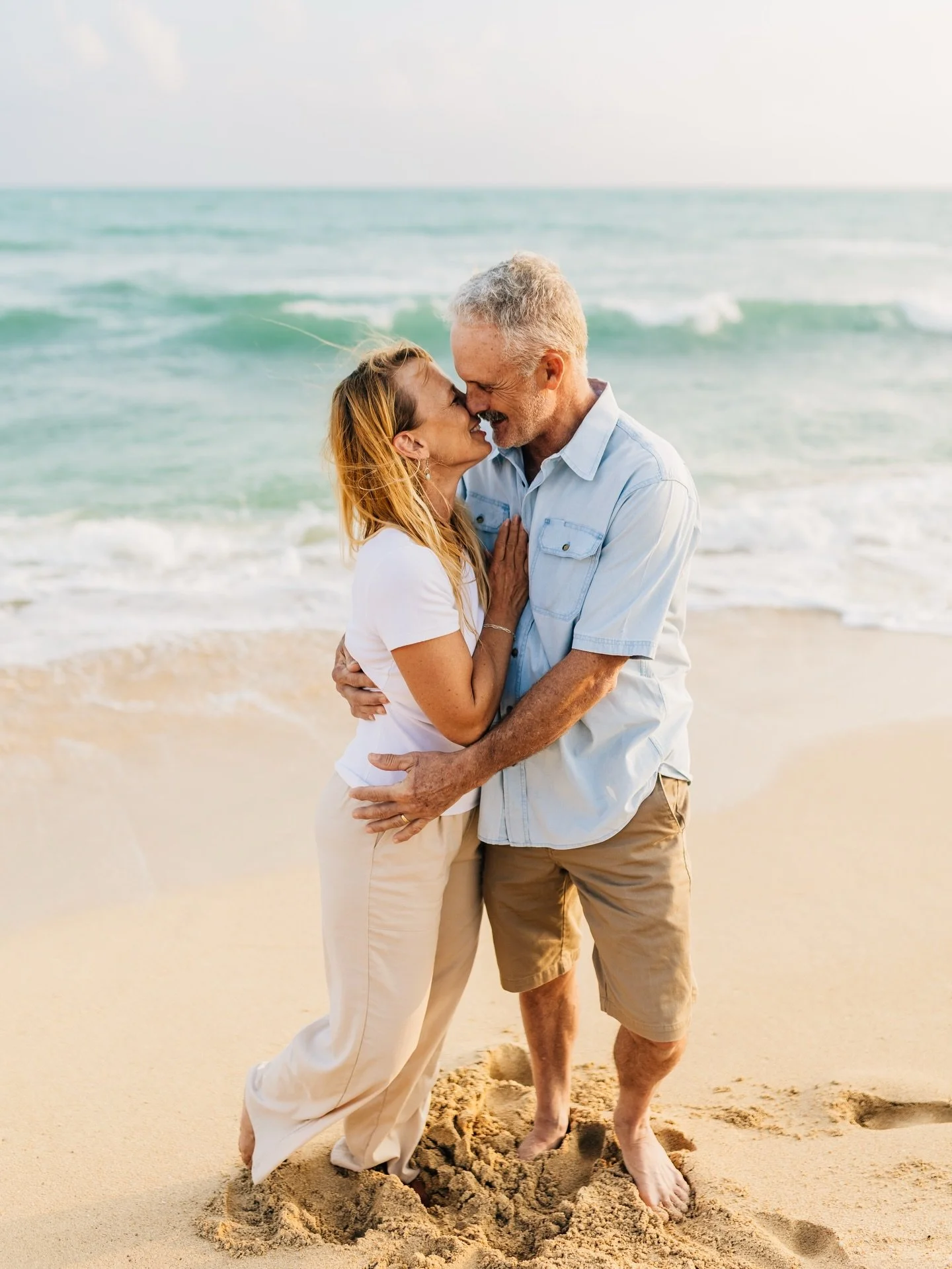 This family braved the windiest day we&rsquo;ve had in a while and absolutely crushed it. They were such troopers and had the most beautiful ocean colors! 🩵

#oahufamilyphotographer #hawaiifamilyphotographer #northshorephotographer #oahuhawaiiphotog