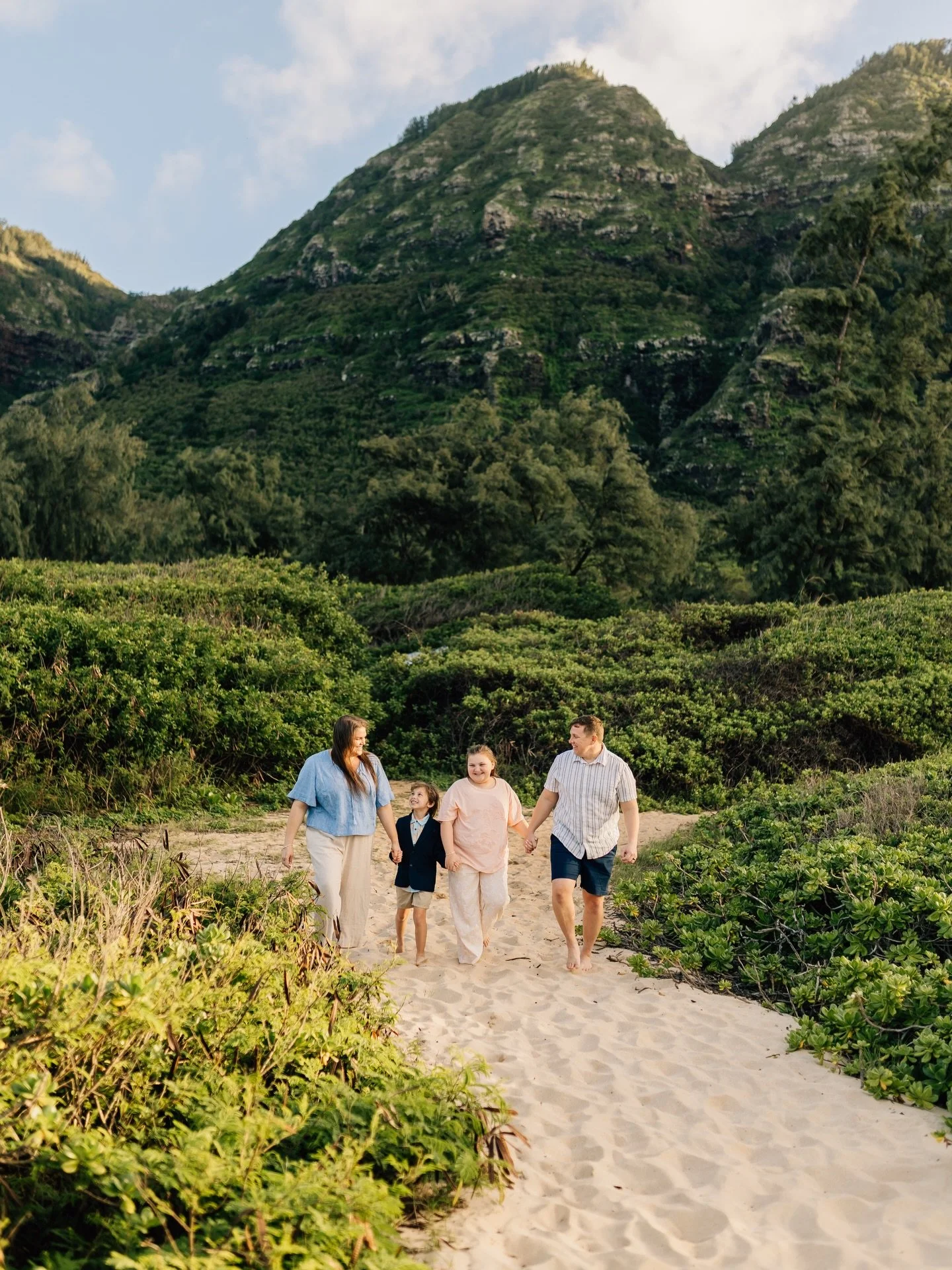 When your friends book you for their family pictures! 🫶🏼

The weather could not have been more perfect considering all the rain and grey skies we&rsquo;ve had lately!

This is your reminder to always book the session.
Not later, because these memor