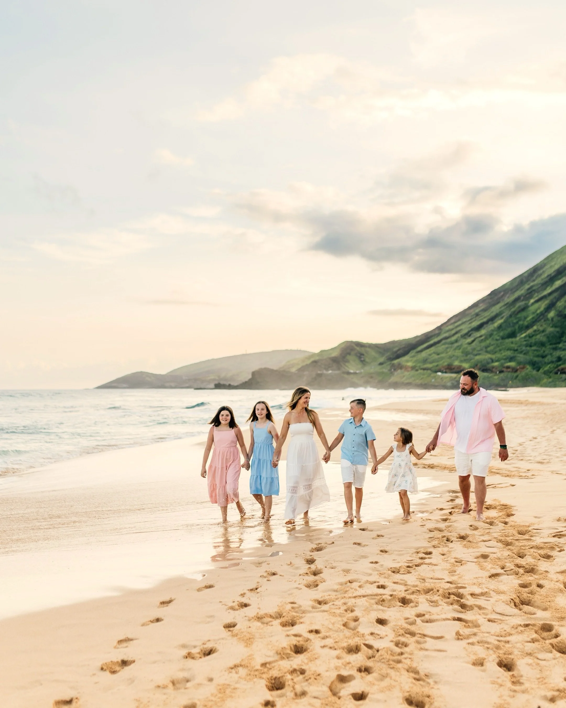 The kind of moments you wish you could bottle up forever&hellip;
barefoot walks, little hands in yours, laughter carried by the ocean breeze 🤍

Hawai&lsquo;i isn&rsquo;t just a vacation, it&rsquo;s where your memories slow down and stay with you.
Le
