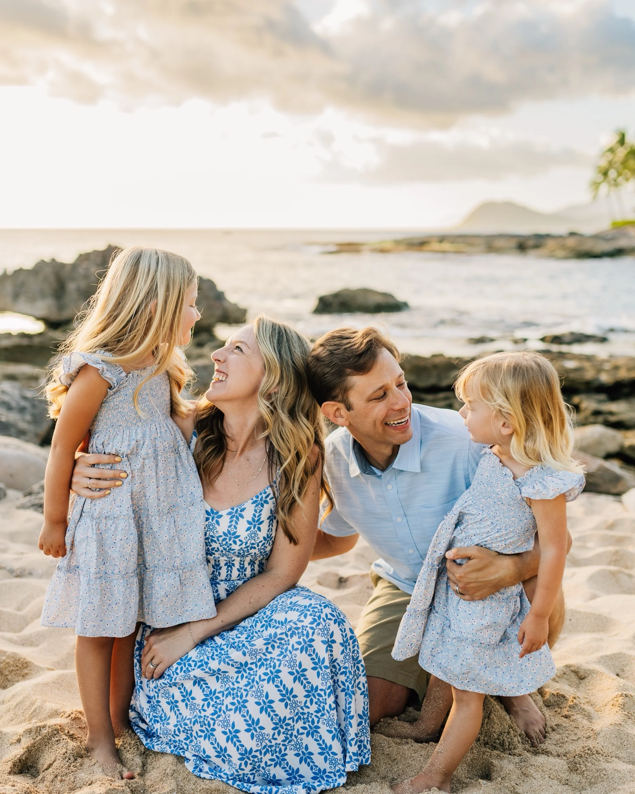 Some of the sweetest memories are made when the whole family is together in Hawai&rsquo;i. 🌴
The grandparents soaking in their babies and grandbabies, sandy little toes running around, golden light, and the kind of moments that deserve to be remembe