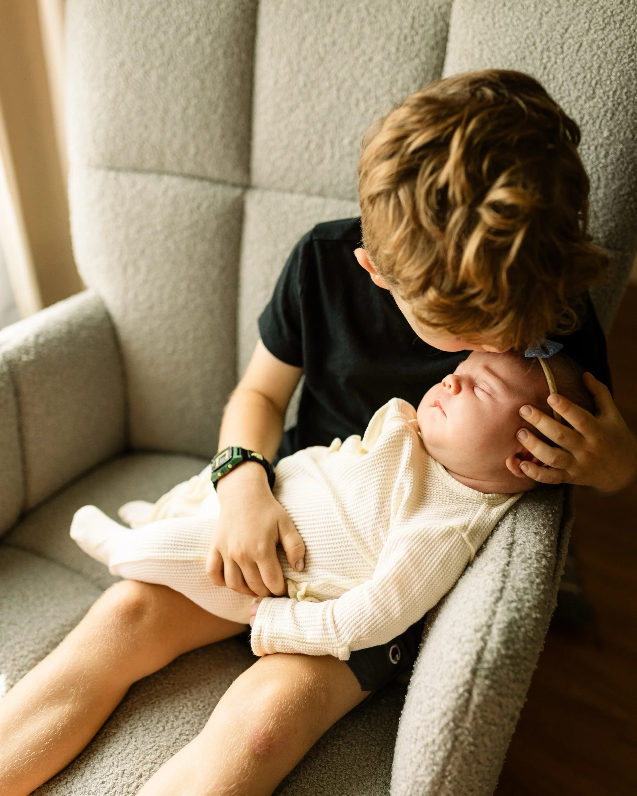 Tiny hands, sleepy snuggles, and the beginning of a love story that only grows deeper with time. The sweetest in home lifestyle newborn session, capturing the beauty of slow mornings, big sibling cuddles, and the little moments that will one day mean