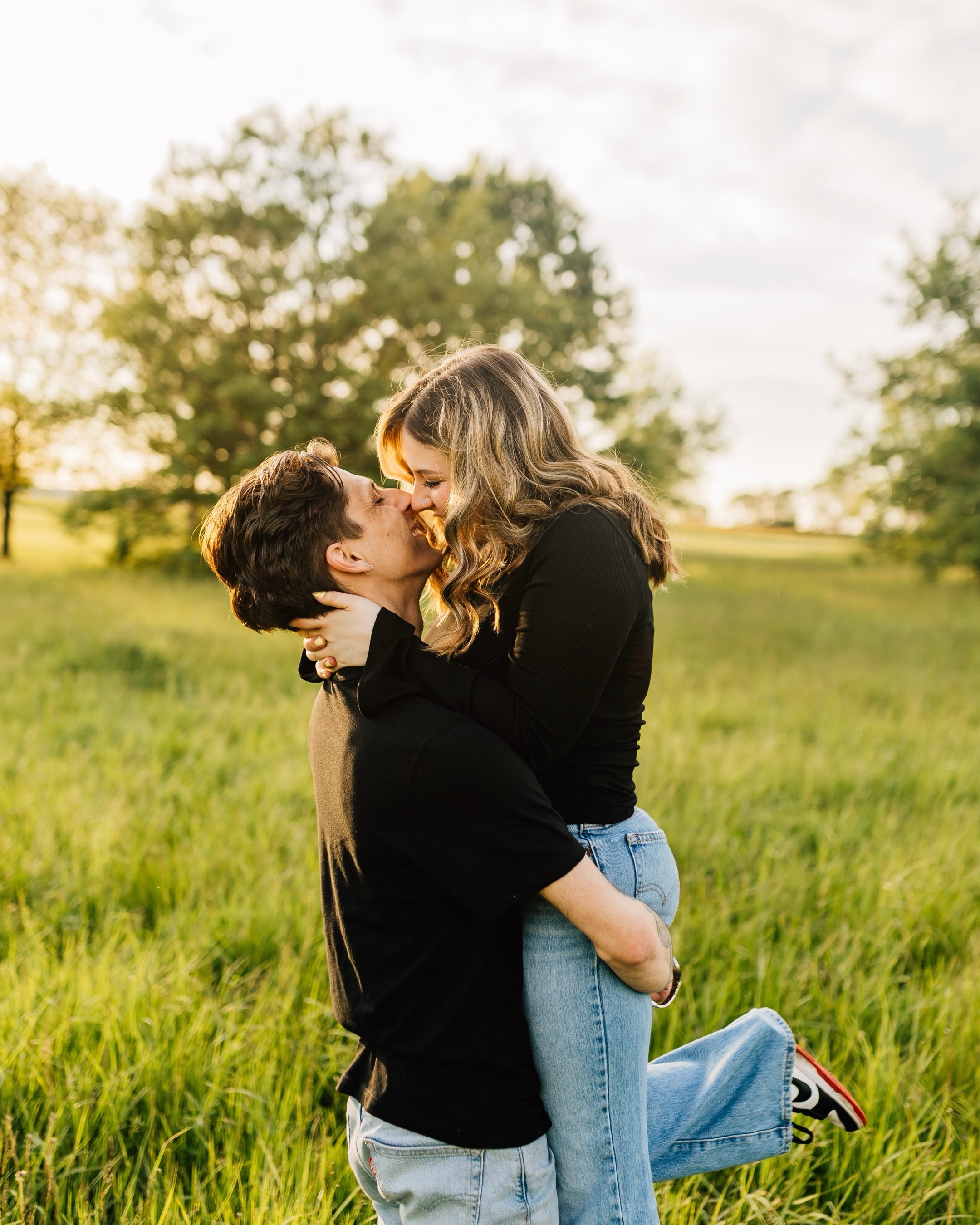 Actually obsessed with this session! It&rsquo;s been a minute since I&rsquo;ve gotten to shoot a Midwest sunset session and the sky showed up for us!!!! 😍☀️ Extra special when you get to photograph people you love! 🫶🏼

#oahufamilyphotographer #haw
