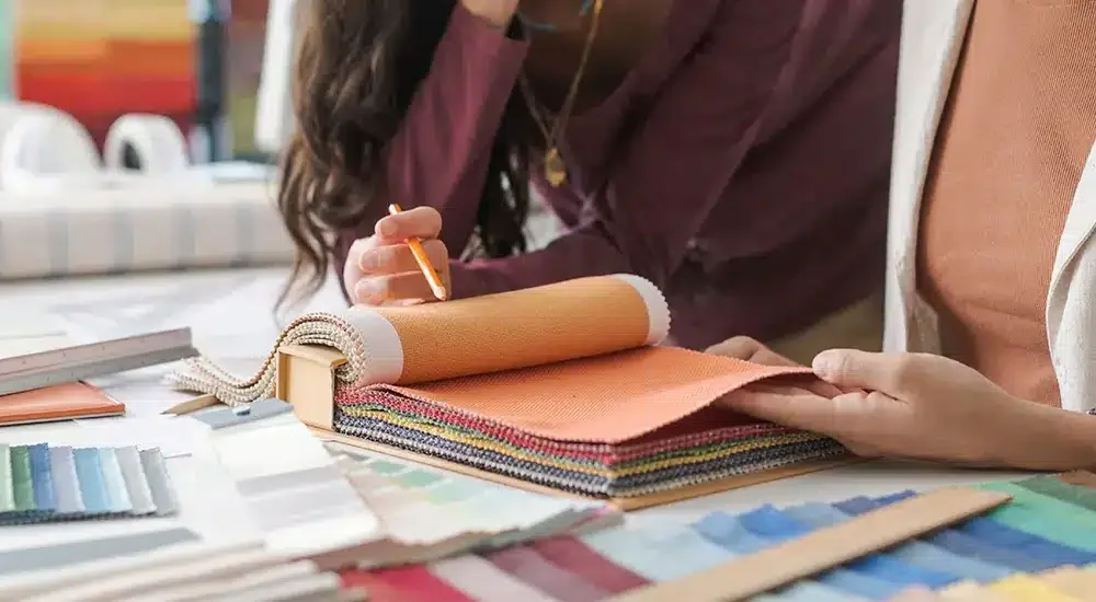 La-seconda-fase-di-una-consulenza-per-arredamento-di-interni-prevede-la-selezione-dei-tessuti-e-la-realizzazione-di-moodboard-ed-esempi-grafici.webp