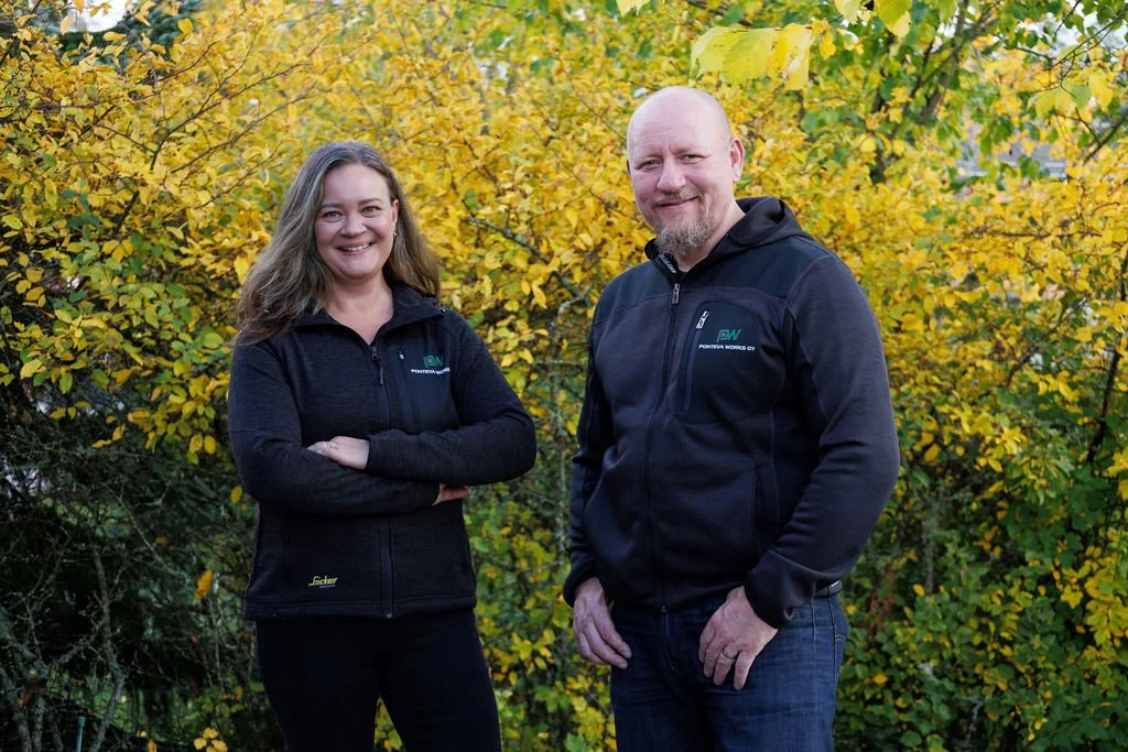 Ponteva Works Minna ja Henri hymyilemässä kameralle