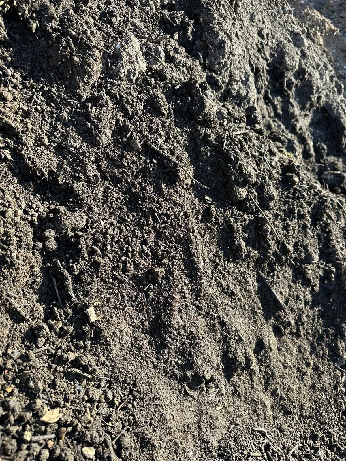 Premium+Topsoil+.jpeg_under500kb.jpg