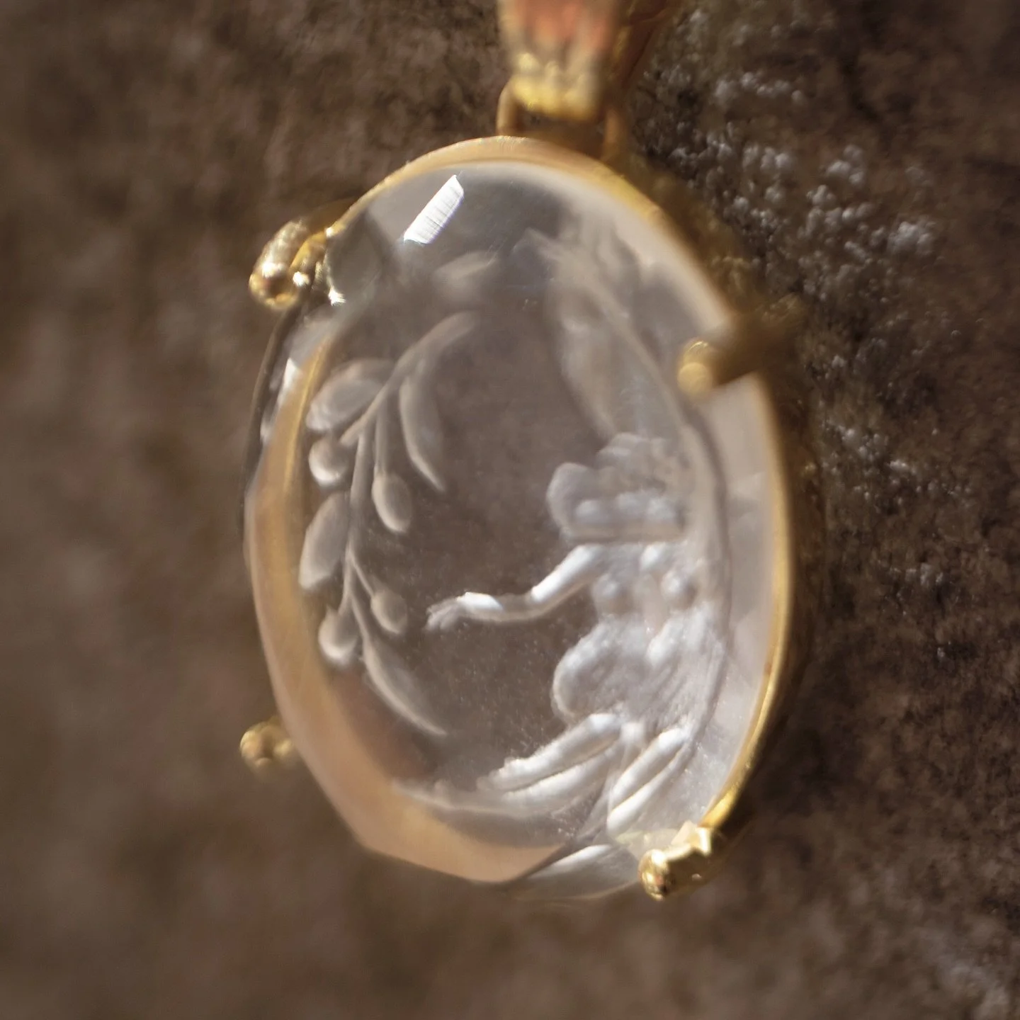 Woman Dancing with Olive Branch is an elegant, symbol of peace &amp; joy
⊹⊹⊹
#quartzcarving #intagliojewelry #engravedgems #glyptics #glypticart #gemstonecarving #emmasintaglios #intaglio #reverseintaglio #intagliocarving #olivenecklace #newnostalgia