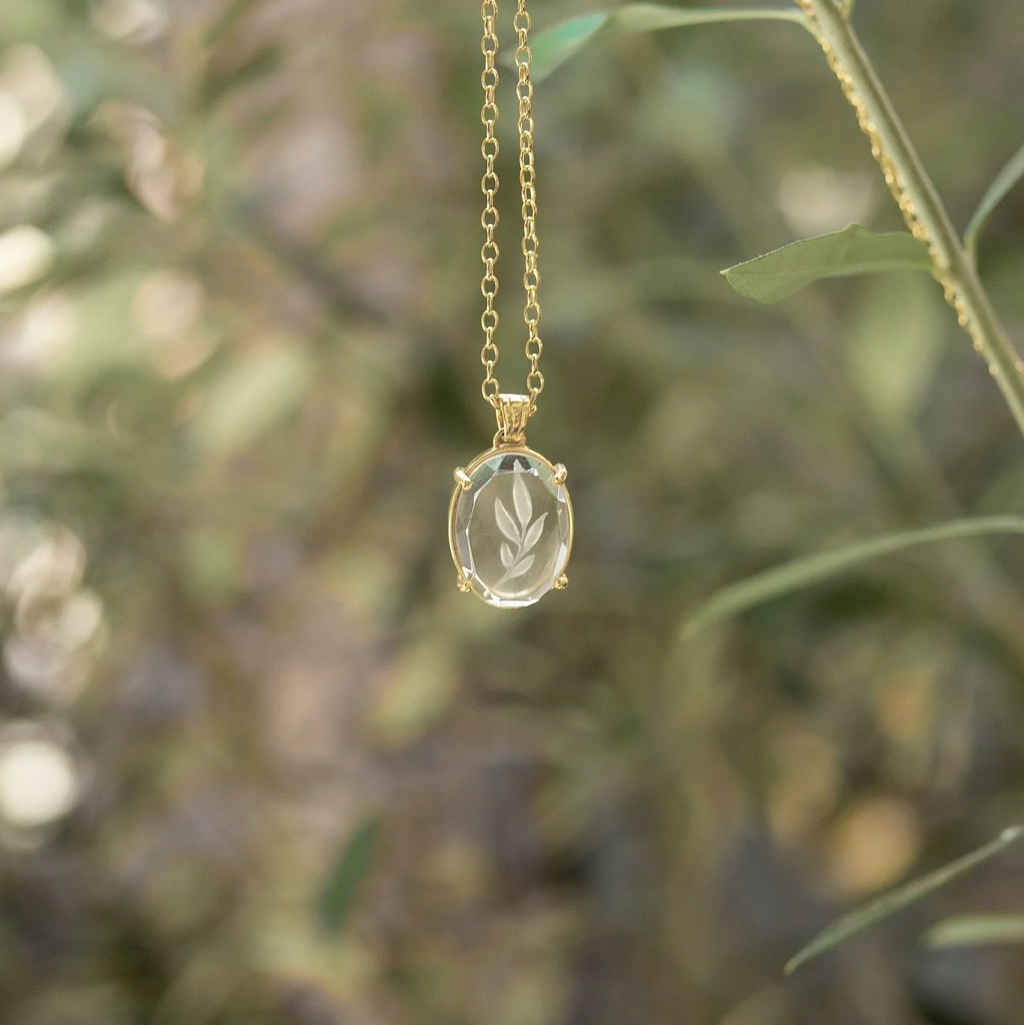 A classic Mediterranean symbol is the Bay leaf (Daphne), or Laurel tree, rich in symbolism and ancient meaning. Only one available at @ssmmagaza 
⊹⊹⊹
#quartzcarving #intagliojewelry #engravedgems #glyptics #glypticart #gemstonecarving #emmasintaglios