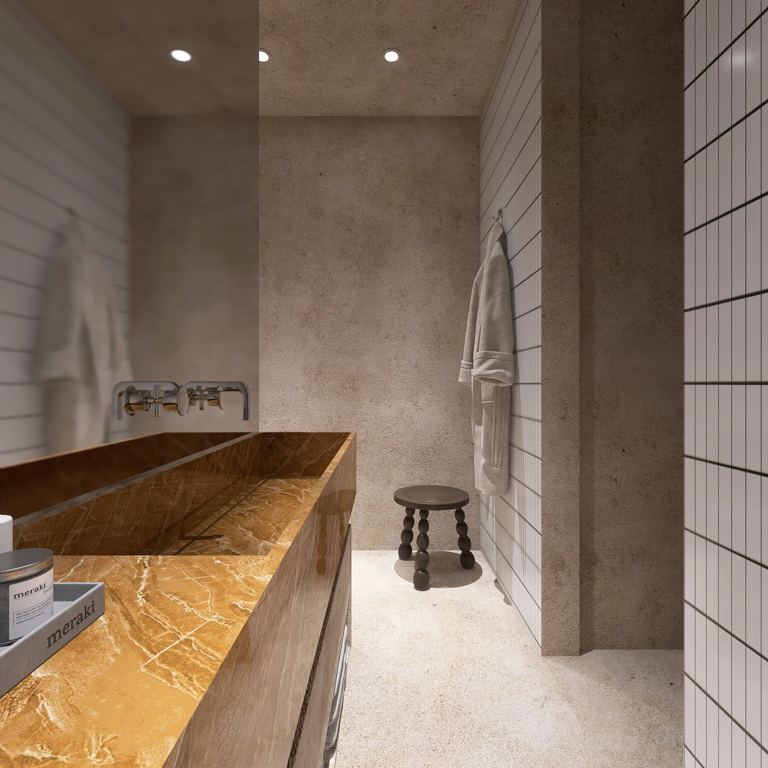 Badezimmer mit braunem Marmorwaschbecken, weiße Fliesen an der Wand, grauem Handtuch an Haken und dunklem Hocker, Deckenleuchten