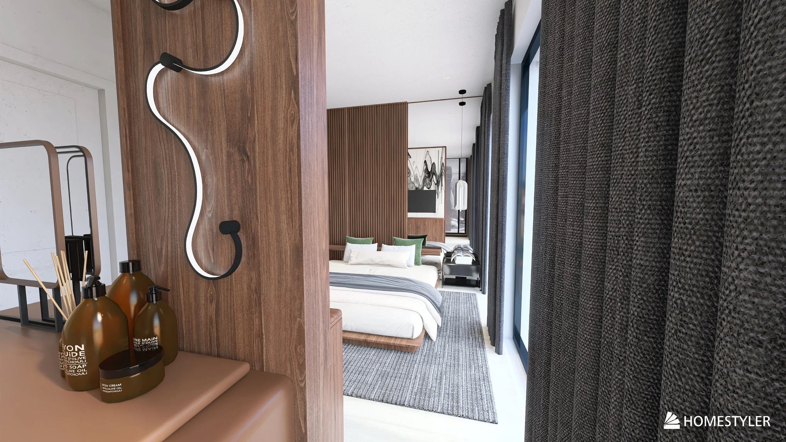 Ein modernes Hotelzimmer mit einem großen Bett, mehreren grünen und weißen Kissen, dunklen Vorhängen und einem Bildschirm an der Wand. Im Vordergrund sind Badezimmerartikel auf einer Ablagefläche sichtbar.