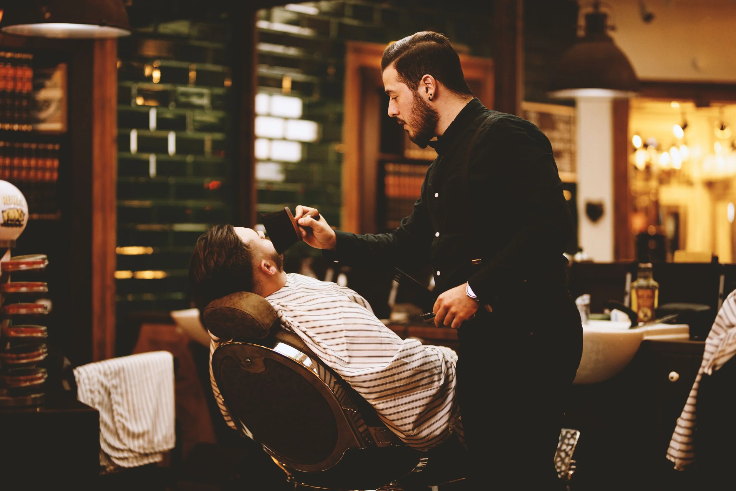 Barbier schneidet einem Mann die Haare im Barbershop.