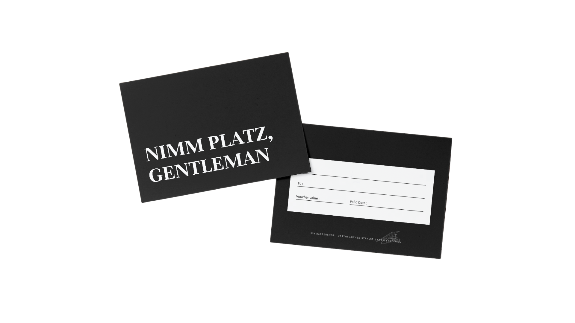 Schwarze Geschenkkarte mit weißen Text "Nimm Platz, Gentleman" neben einem schwarzen Gutschein mit weißen Linien für Anweisungen, auf dem sich eine Adresse, Wert und Gültigkeitsdatum befinden.