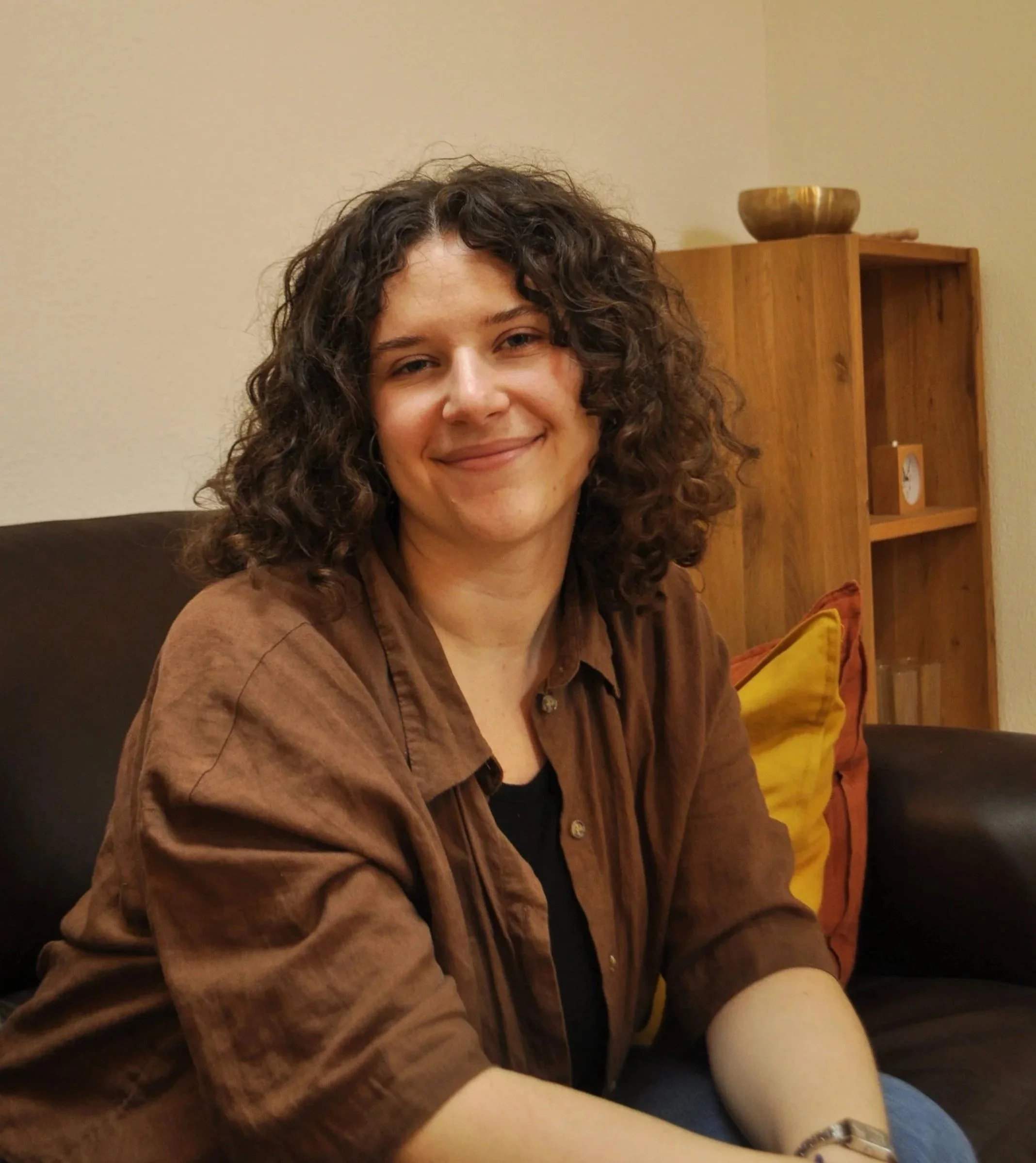 Foto von Psychotherapeutin Anna Bachhonfer in ihrer Innsbrucker Praxis