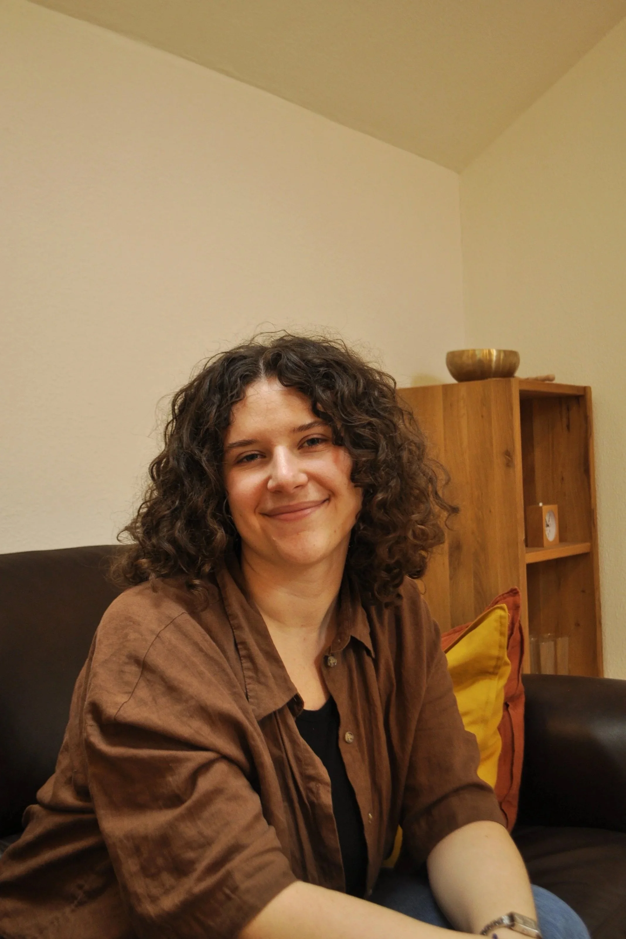 Foto von Psychotherapeutin Anna Bachhofner in ihrer Innsbrucker Praxis