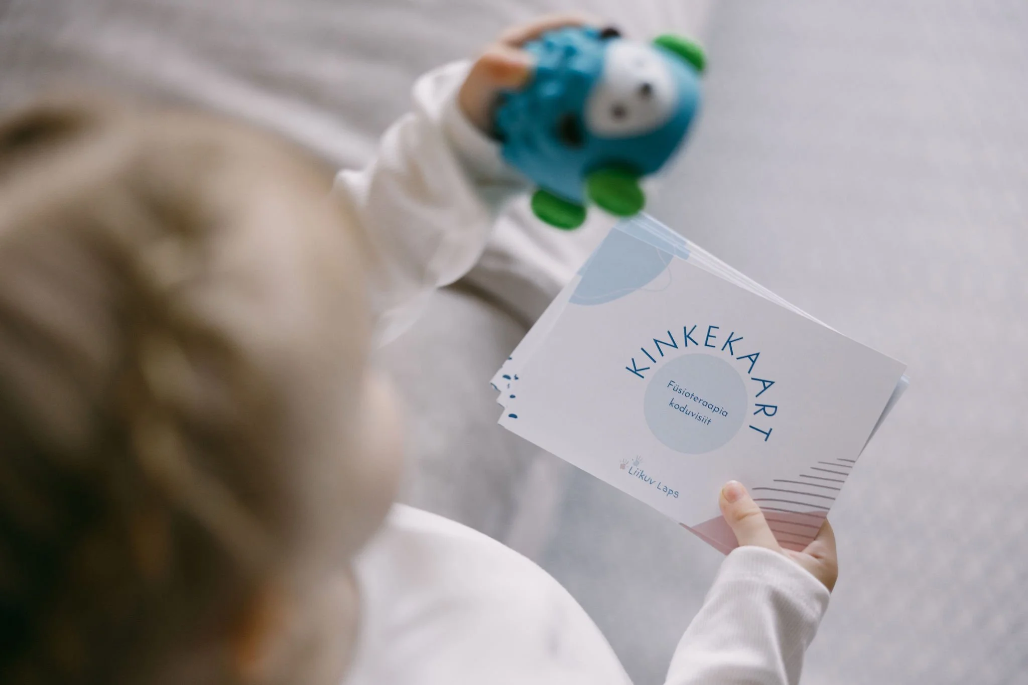 Emadep&auml;ev on l&auml;henemas ja miks mitte kinkida v&auml;rskele emale emadep&auml;evaks Liikuva Lapse kinkekaart? V&otilde;i hoopis s&otilde;brannale beebipeoks? 🎁 
F&uuml;sioterapeudi koduvisiit annab emale s&uuml;damerahu ning ideid, mis k&ot