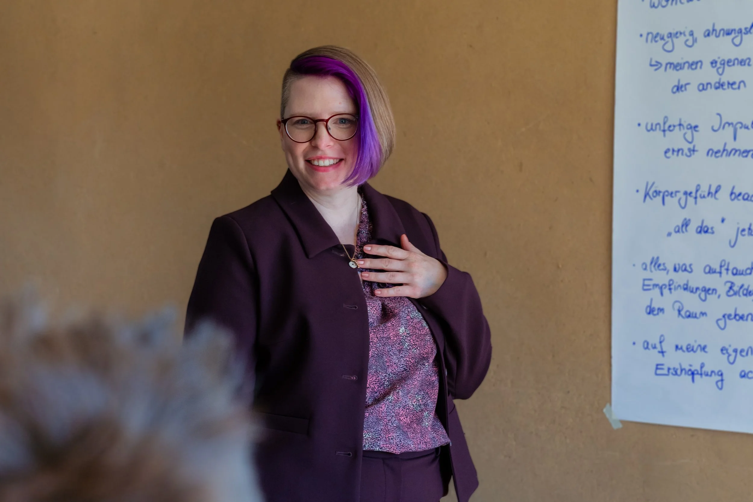 Workshop-Referentin Claudia spricht vor Teilnehmenden.