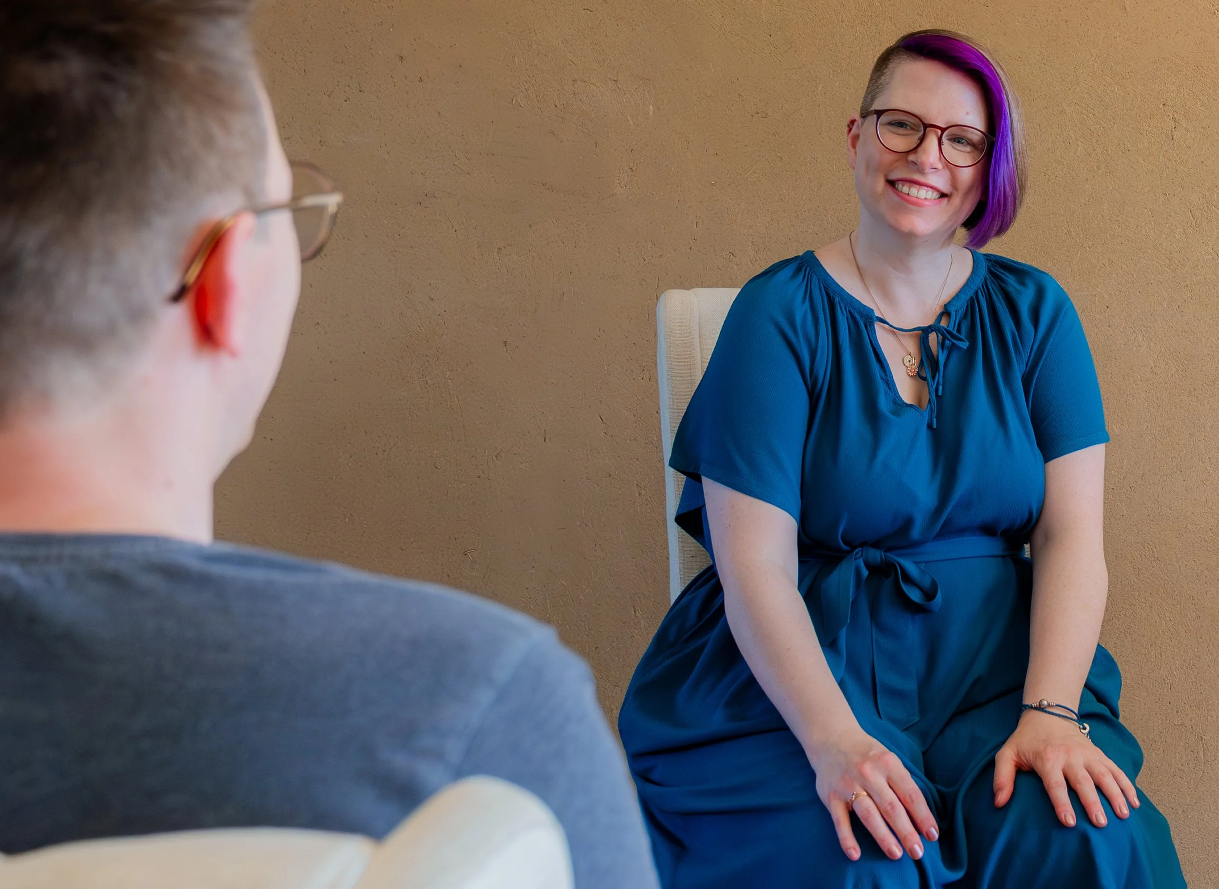 Beraterin Claudia hört Klient zu.