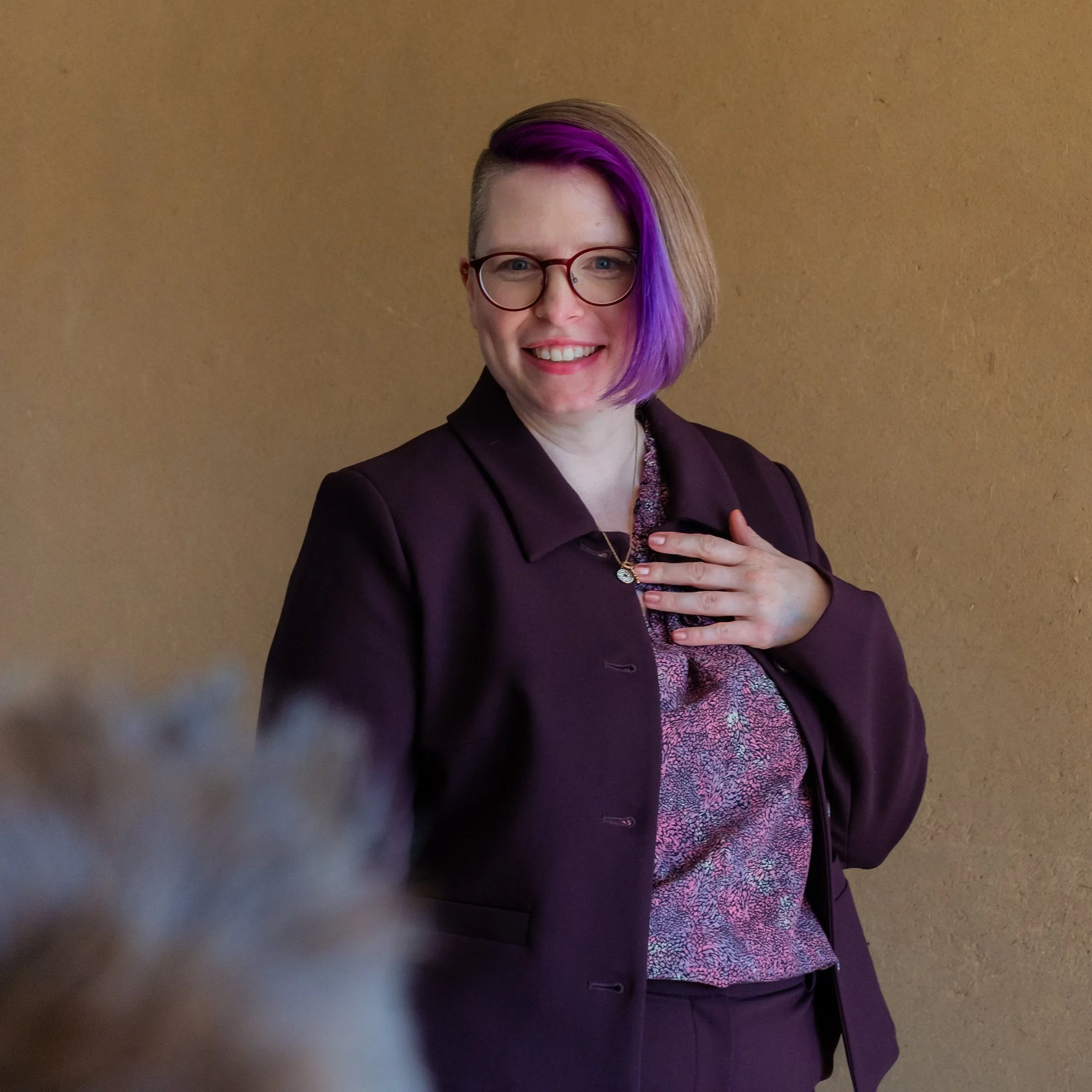 Workshop-Referentin Claudia spricht vor Teilnehmenden.