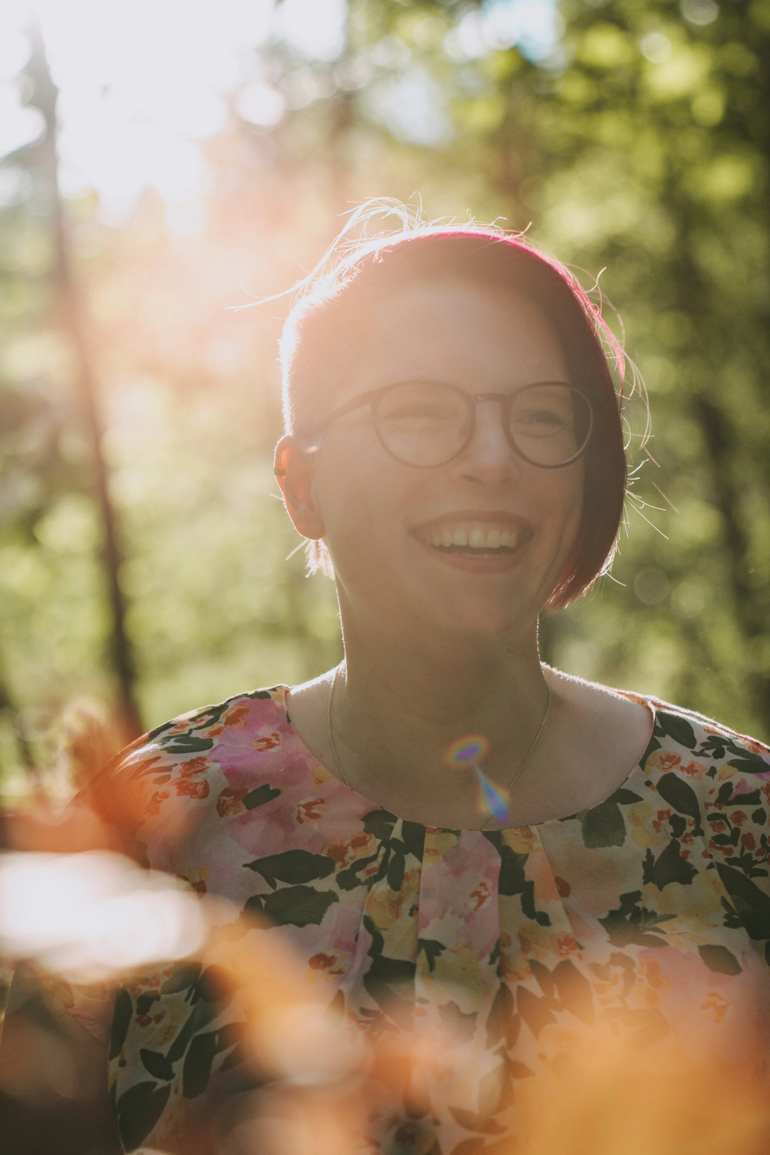 Claudia Antinori lächelnd im Sonnenlicht.