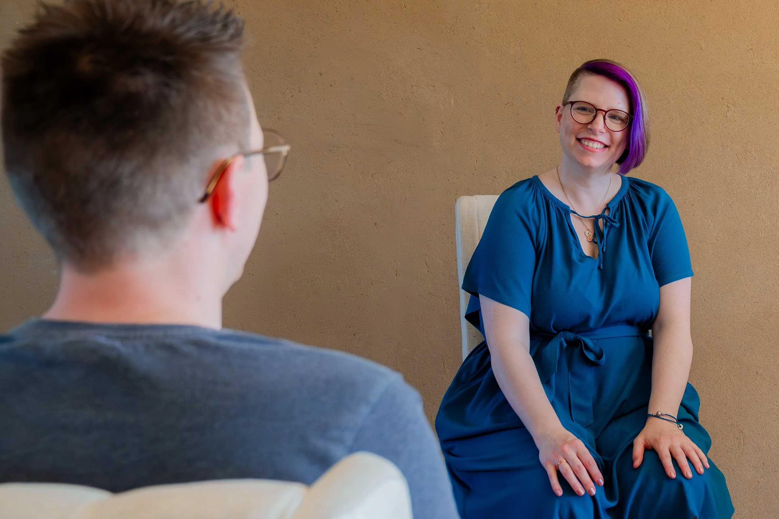 Beraterin Claudia hört Klientin zu.