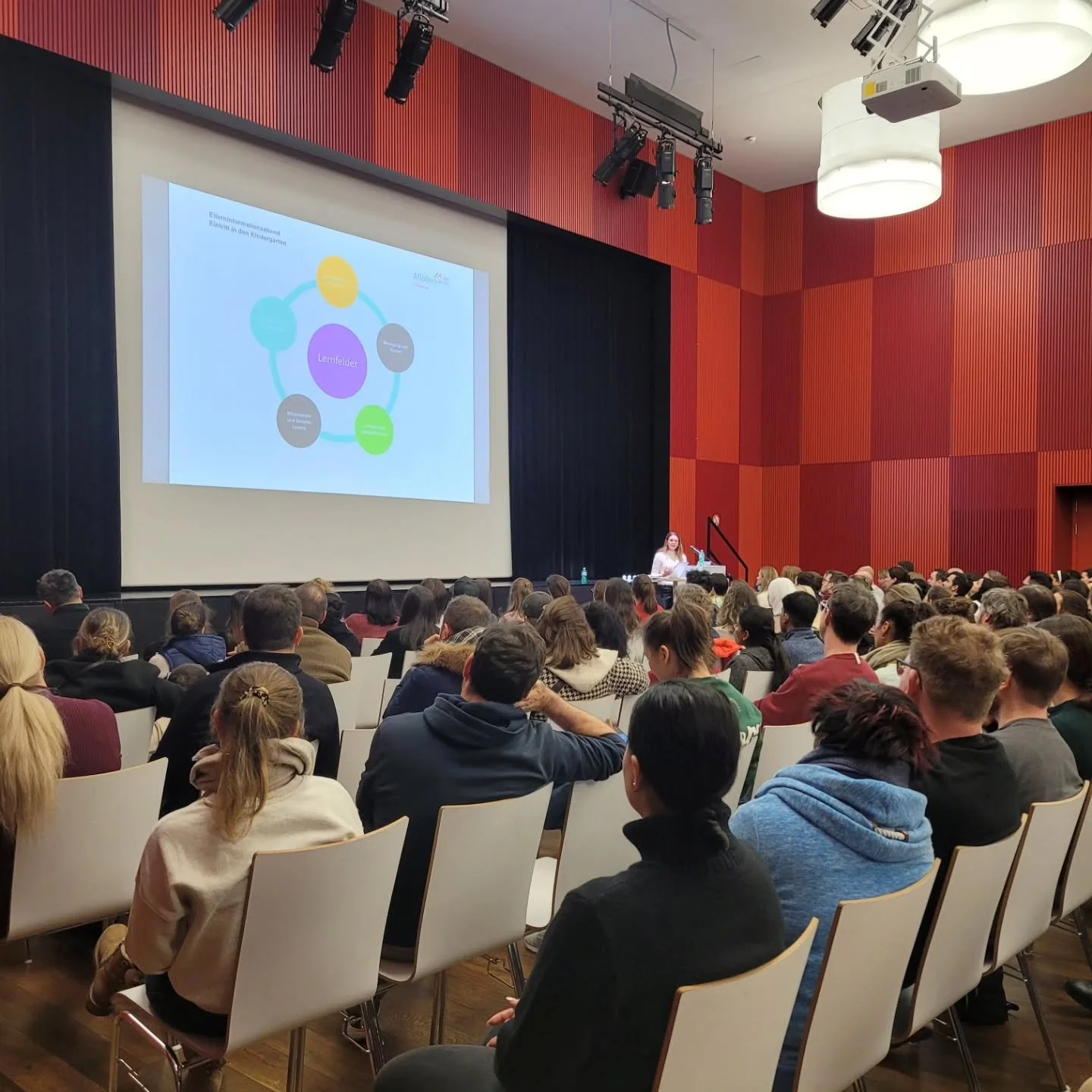 Das Interesse am Elterninformationsabend zum Schuleintritt gestern Abend in Affoltern am Albis war gross. Nach einer informativen Pr&auml;sentation zum Hauptthema konnten sich die Eltern an den 16 Infotischen &uuml;ber die vielf&auml;ltigen Angebote 