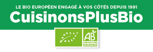 Logo vert et blanc avec texte en français sur un fond vert. Texte: "LE BIO EUROPÉEN ENGAGÉ À VOS CÔTÉS DEPUIS 1991 CuisinonsPlusBio", logo européen pour agriculture biologique, logo AB.