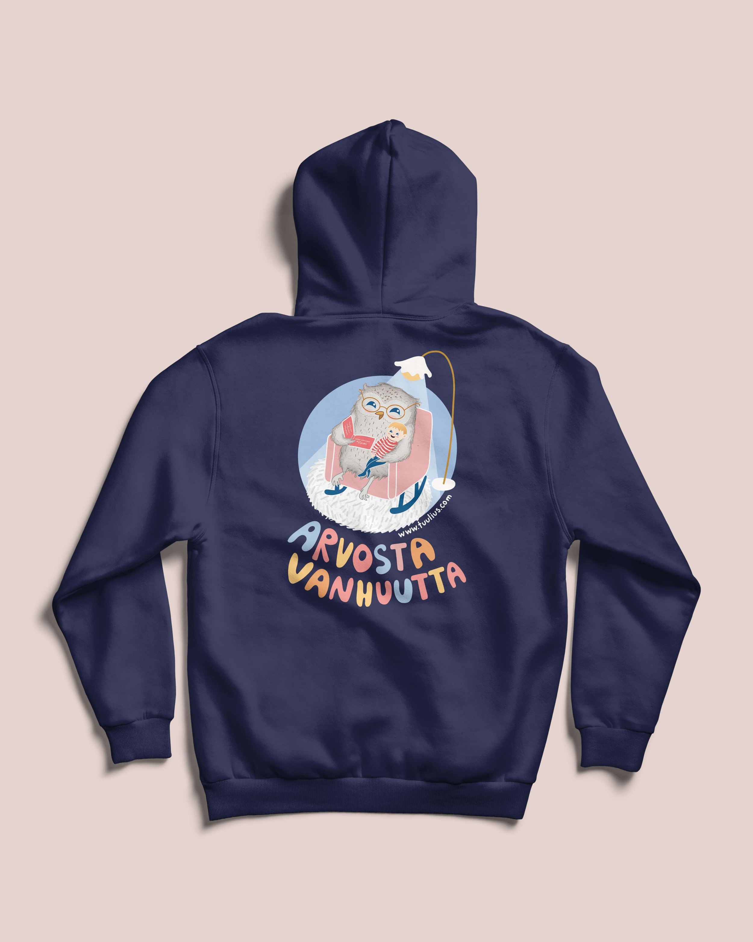 Back of a navy hoodie with a cartoon owl sitting in an armchair, wearing glasses and holding a cat, with Finnish text 'ARVOSTA VANHUA' below.