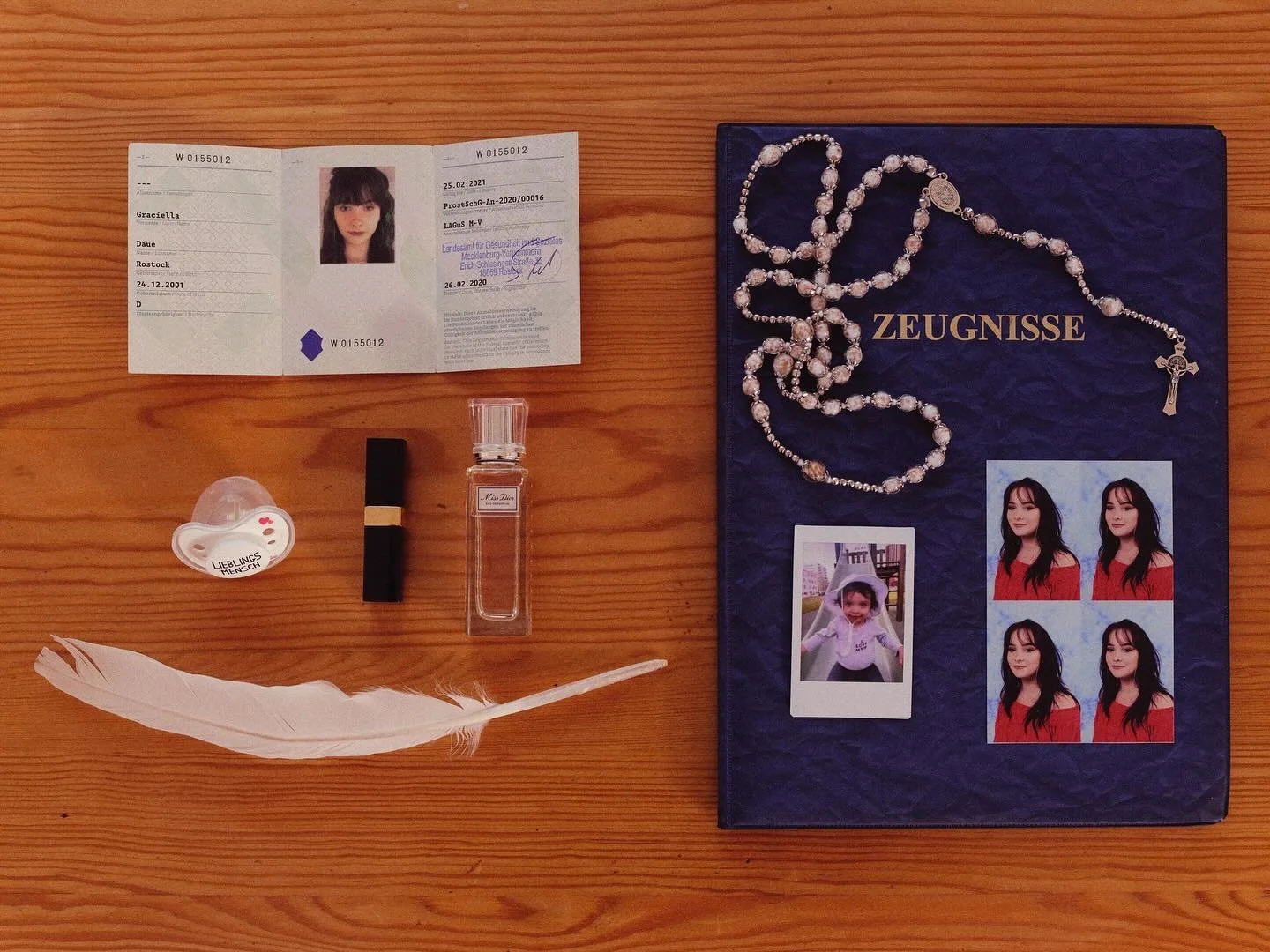 Zwischen Hurrenpass, alten Zeugnissen und einem leisen &bdquo;Mama, ich liebe dich&ldquo; habe ich mich irgendwo verloren.
Verloren in meiner eigenen Odyssee.
In Erwartungen, in Entt&auml;uschungen, in Mauern, die andere aufbauen und in denen, die ic