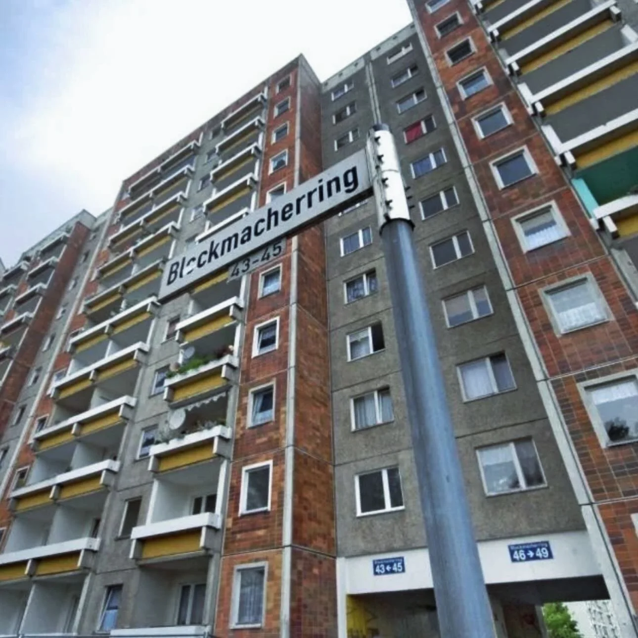 Ich bin die Frau, die zwischen Plattenbauten im Ghetto gro&szlig; wurde, mit Alkohol im K&uuml;hlschrank und Drogen in der Luft.
Fr&uuml;h lernte ich zu k&auml;mpfen und nichts gesundes zu f&uuml;hlen wo nach meine Seele schrie.

Ich habe mich blind 