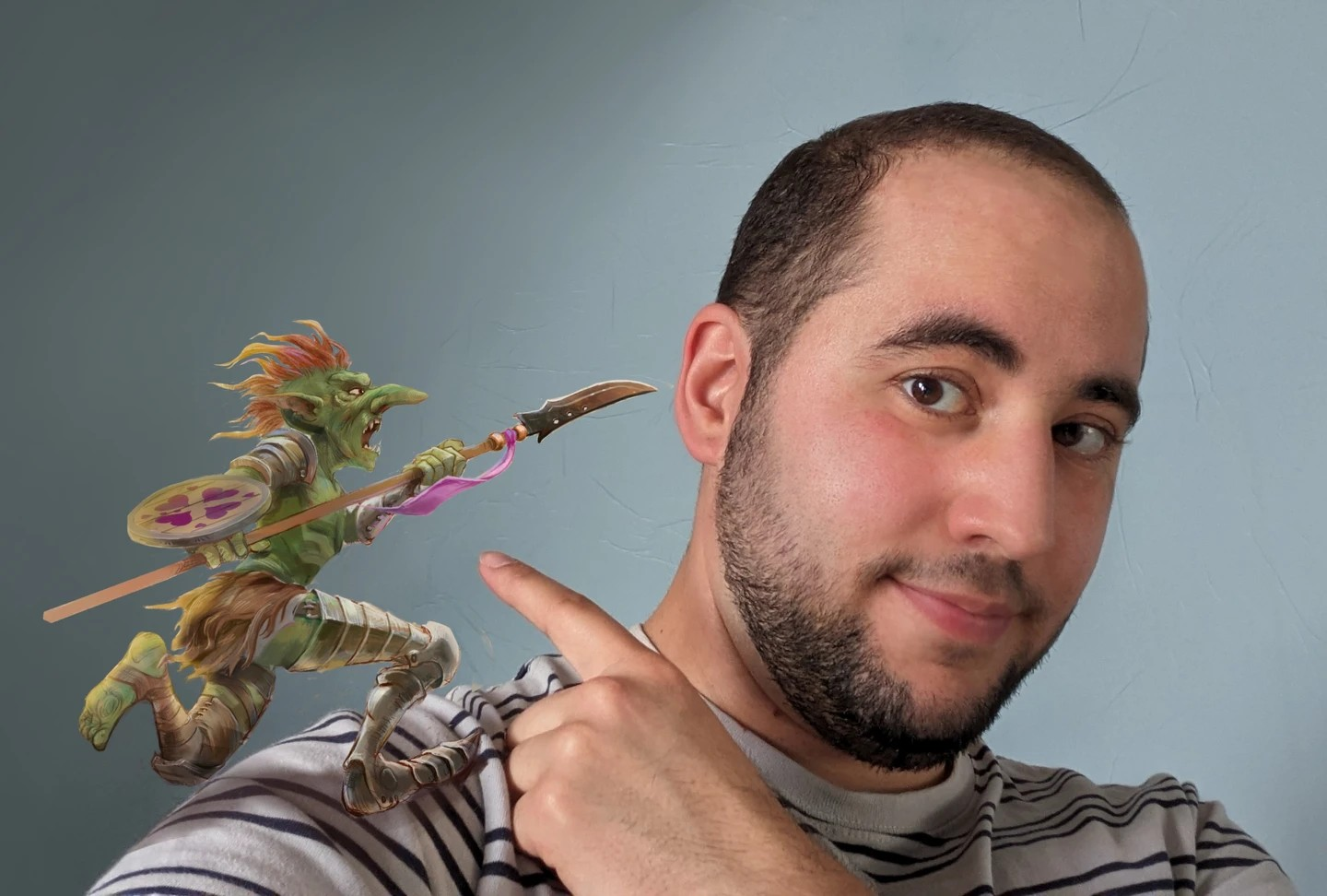 Portrait de l'artiste Virgile avec un gobelin perché sur son épaule.