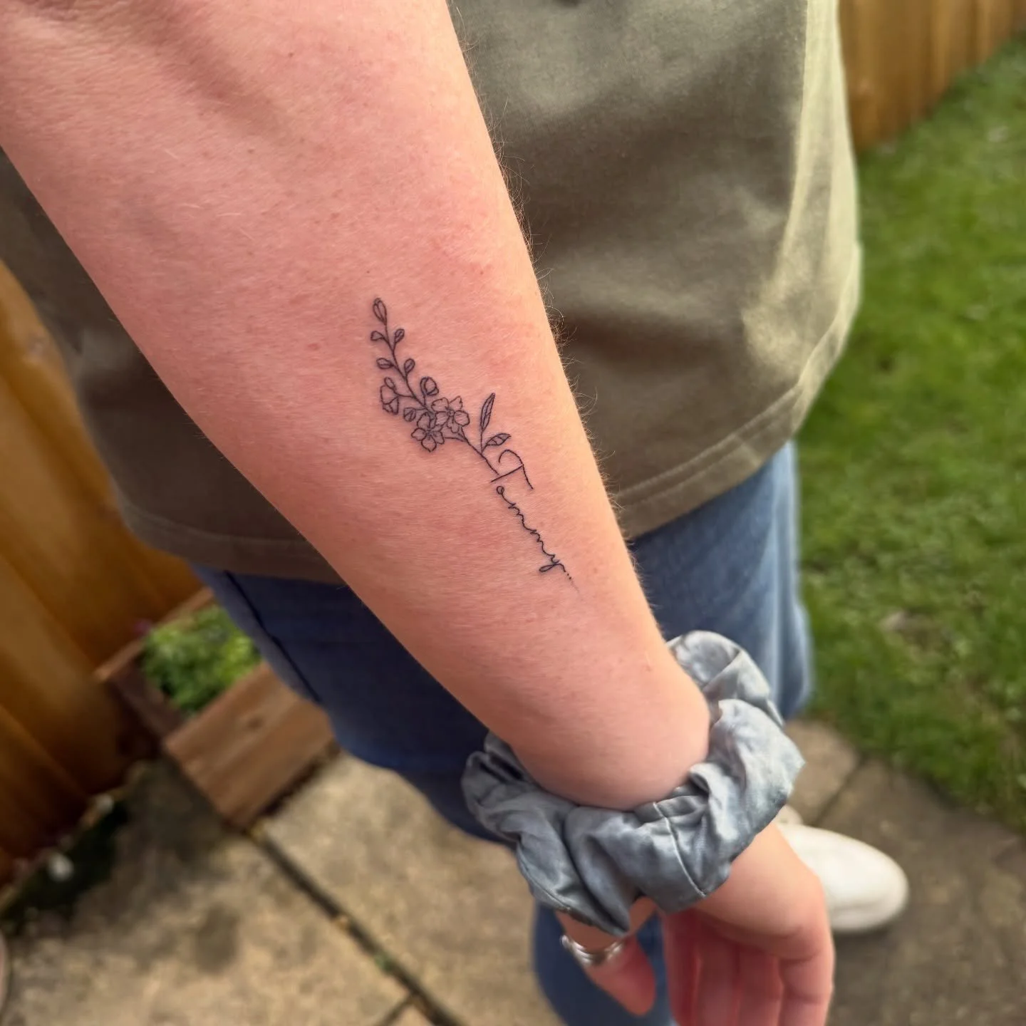 You children&rsquo;s name with their birth flower. The prettiest way to celebrate your mini&rsquo;s 🌸

#cardifftattoo #cardifftattoostudio #birthflowertattoo #birthflower #finelinetattoos